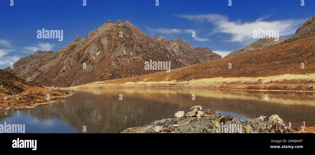 lago sela, el hermoso lago es el destino turístico popular de tawang, rodeado por las montañas del himalaya en arunachal pradesh, noreste de la india Foto de stock