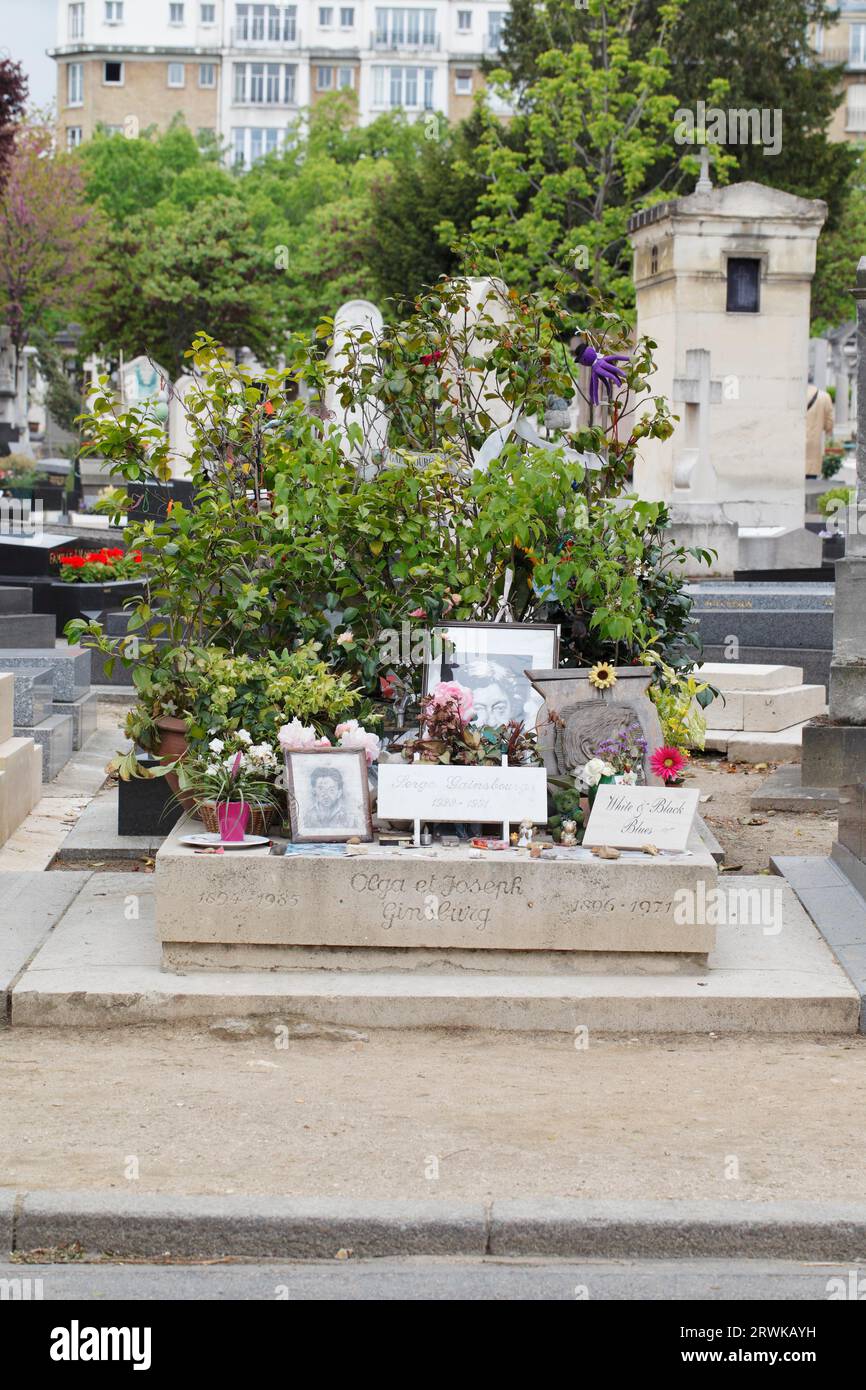 Tumba de Serge Gainsbourg, cantautor francés. La tumba de Serge, Olga y Joseph Gainsbourg se encuentra en el cementerio de Montparnasse, parís Foto de stock