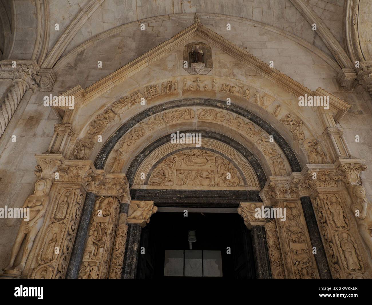 Radovan Portal de la iglesia año 1240 en la ciudad medieval de Trogir en Dalmacia Croacia Patrimonio de la Humanidad UNESCO Ciudad vieja y detalle del edificio. Foto de stock