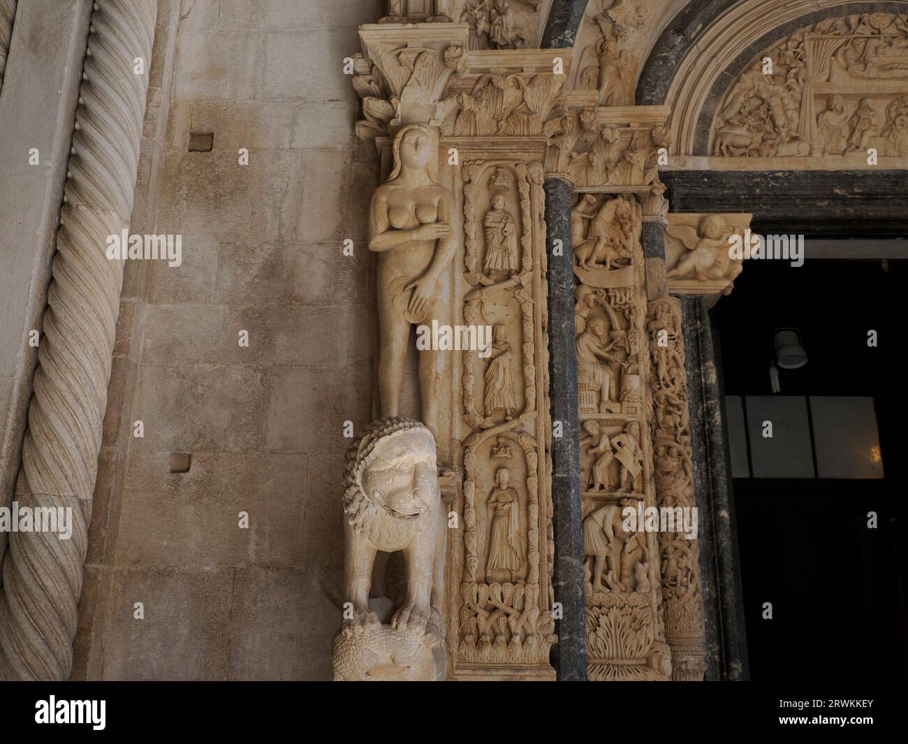 Radovan Portal de la iglesia año 1240 en la ciudad medieval de Trogir en Dalmacia Croacia Patrimonio de la Humanidad UNESCO Ciudad vieja y detalle del edificio. Foto de stock