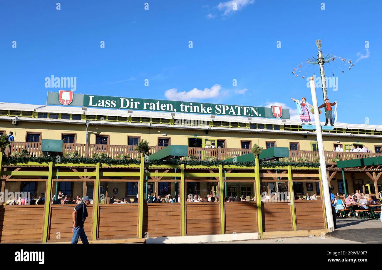 München, Alemania 19. 2023 de septiembre: Oktoberfest, Wiesn, Volksfest, Theresienwiese Hier der Blick auf das Festzelt, Bierzelt, Spaten, mit dem Schriftzug Lass dir raten, trinke Spaten, Essen, Trinken, Bier Foto de stock