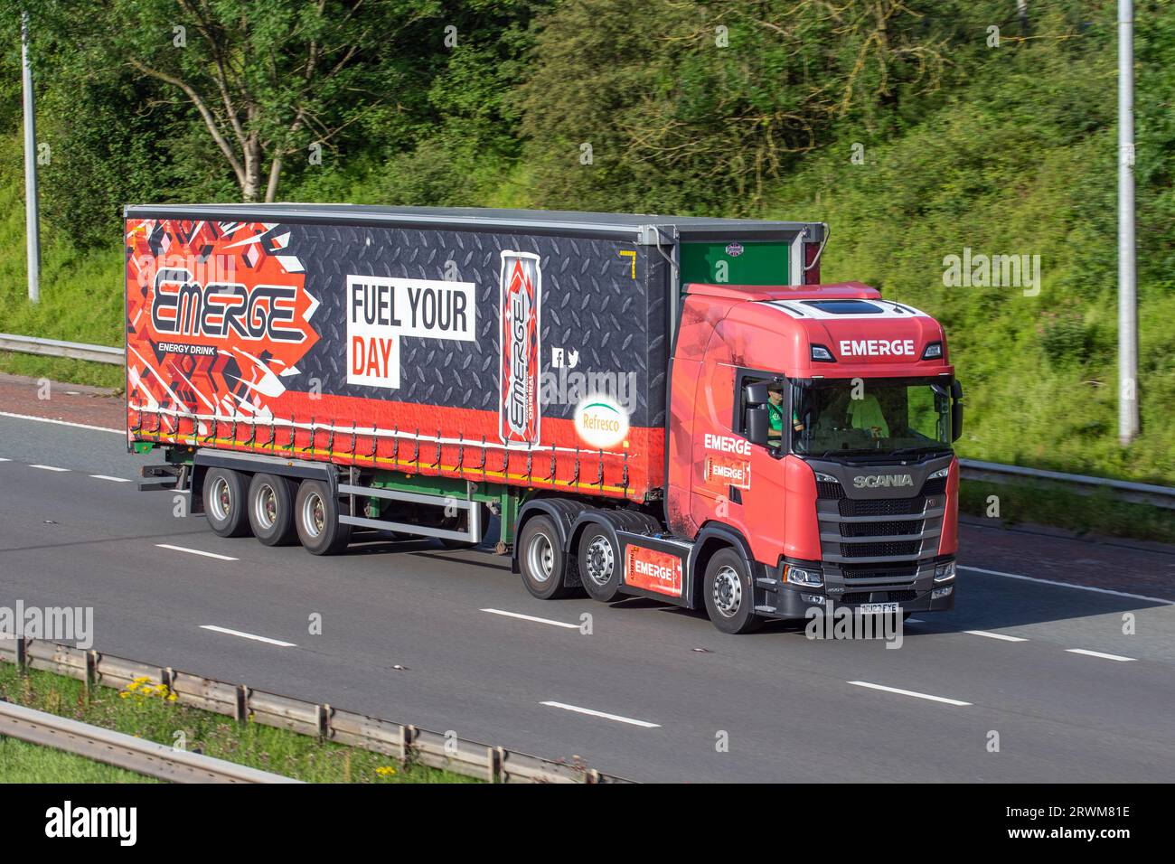 Emerge bebidas energéticas y bebidas deportivas. Remolque de cortina Cartwright Thermo King Drinks, cabina roja Scania S-series de 13 litros; viajando por la autopista M6 en el Gran Manchester, Reino Unido Foto de stock