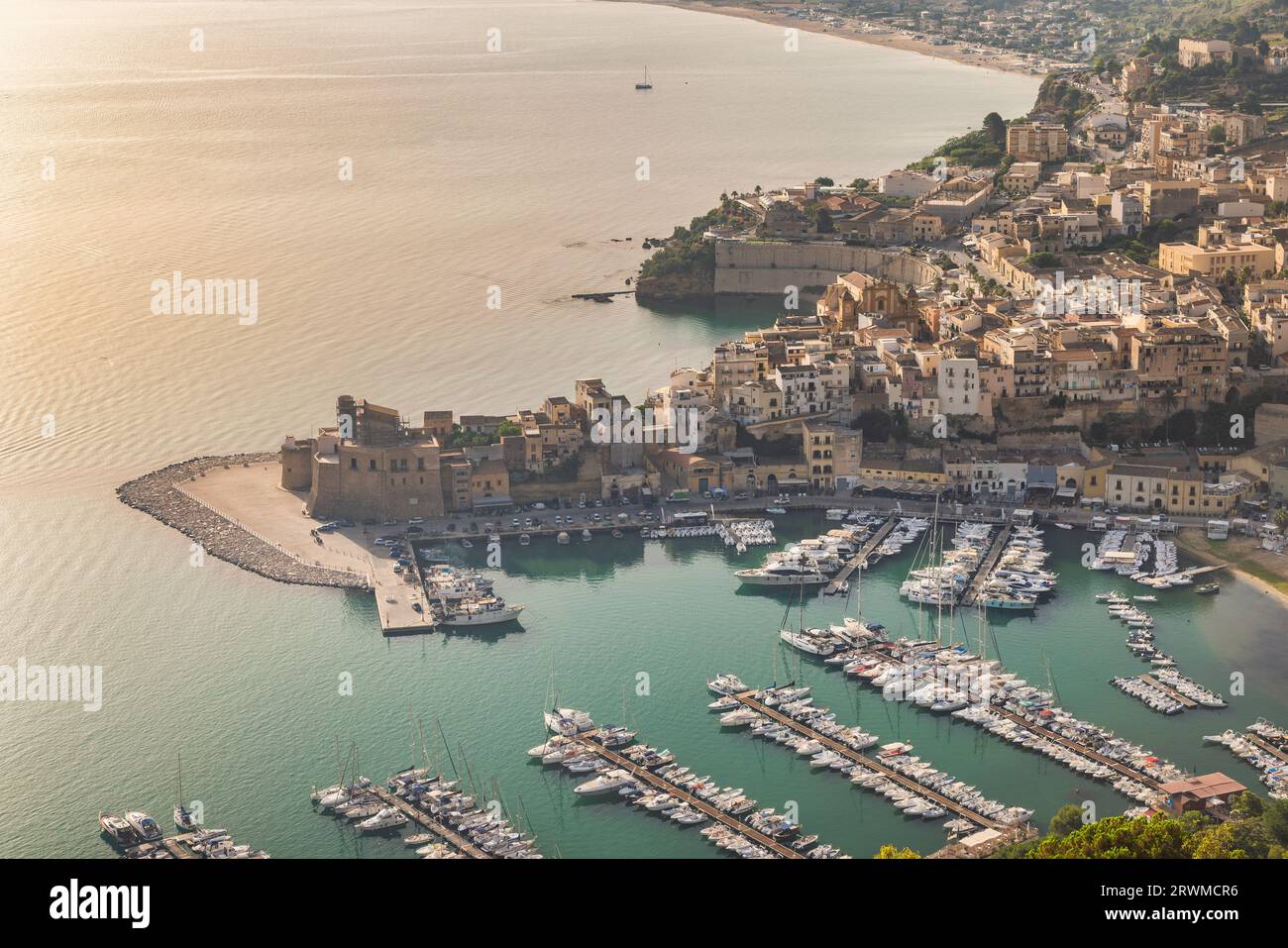 Castellammare del Golfo en Sicilia, ciudad en la costa en la luz de la mañana, Italia, Europa. Foto de stock