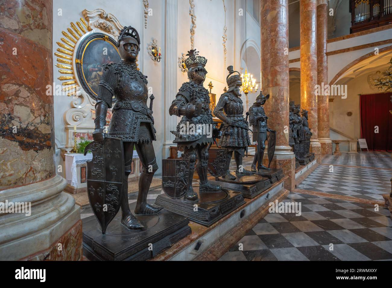 Estatuas en Hofkirche (Iglesia de la Corte) - Innsbruck, Austria Foto de stock