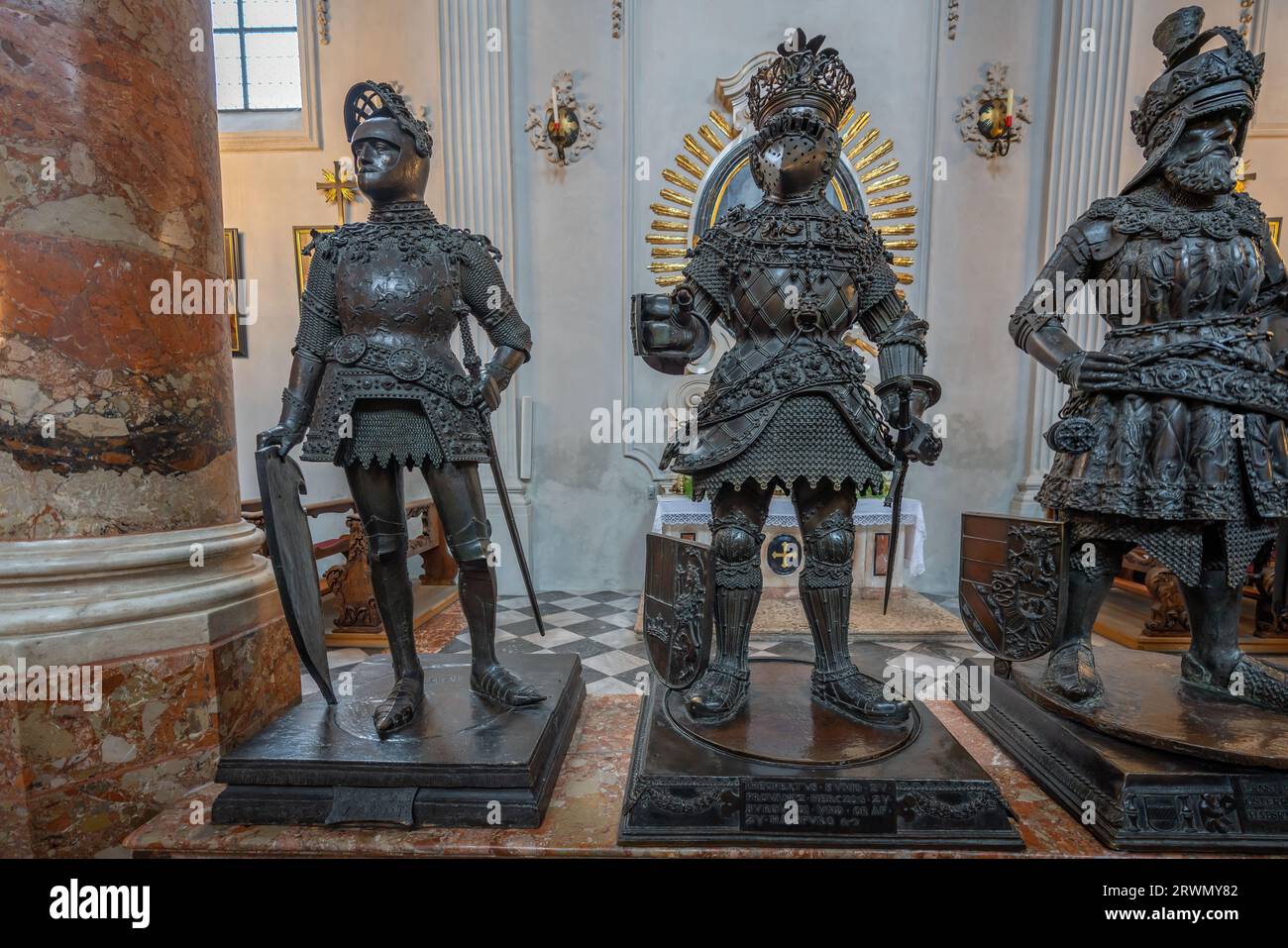Estatuas del rey Arturo y el rey Fernando I de Portugal en Hofkirche (Iglesia de la Corte) - Innsbruck, Austria Foto de stock