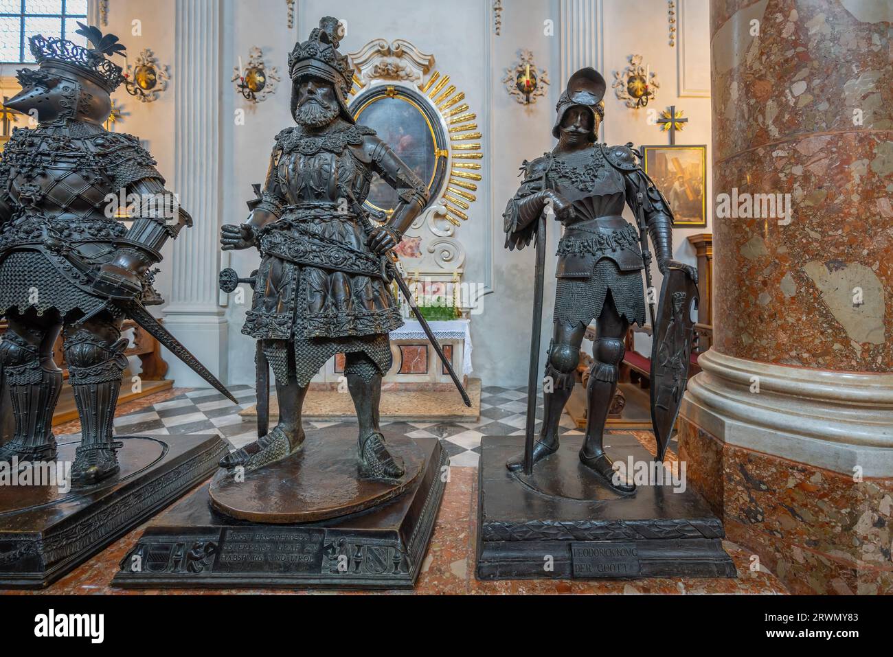Estatuas del duque Ernest y el rey Teoderico el Grande en Hofkirche (Iglesia de la Corte) - Innsbruck, Austria Foto de stock