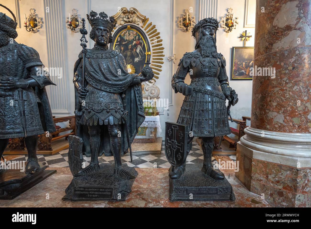 Estatuas del rey Alberto I y Godfrey de Bouillon en Hofkirche (Iglesia de la Corte) - Innsbruck, Austria Foto de stock