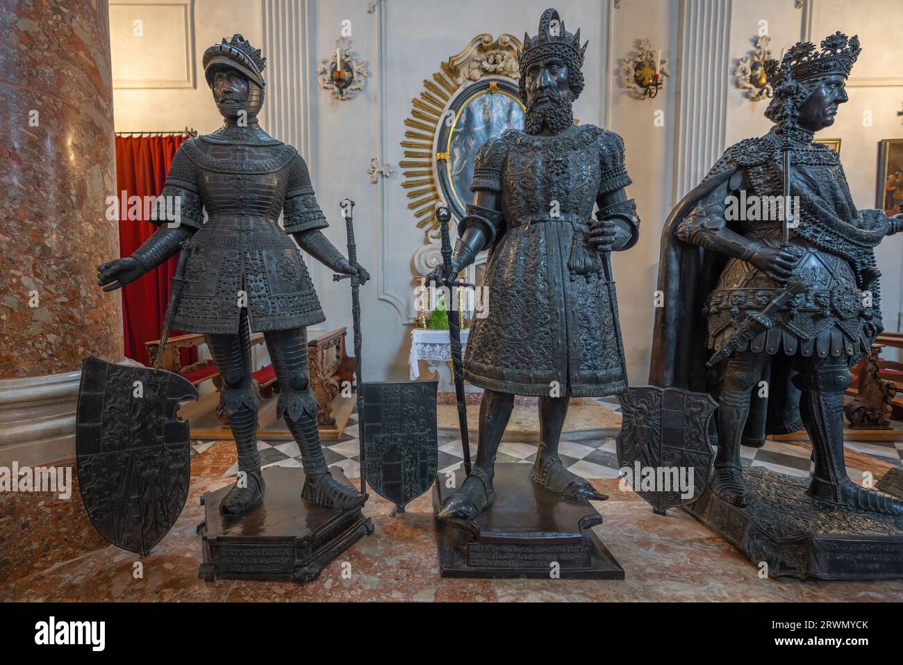 Estatuas del duque Leopoldo III y el duque Federico IV en Hofkirche (Iglesia de la Corte) - Innsbruck, Austria Foto de stock