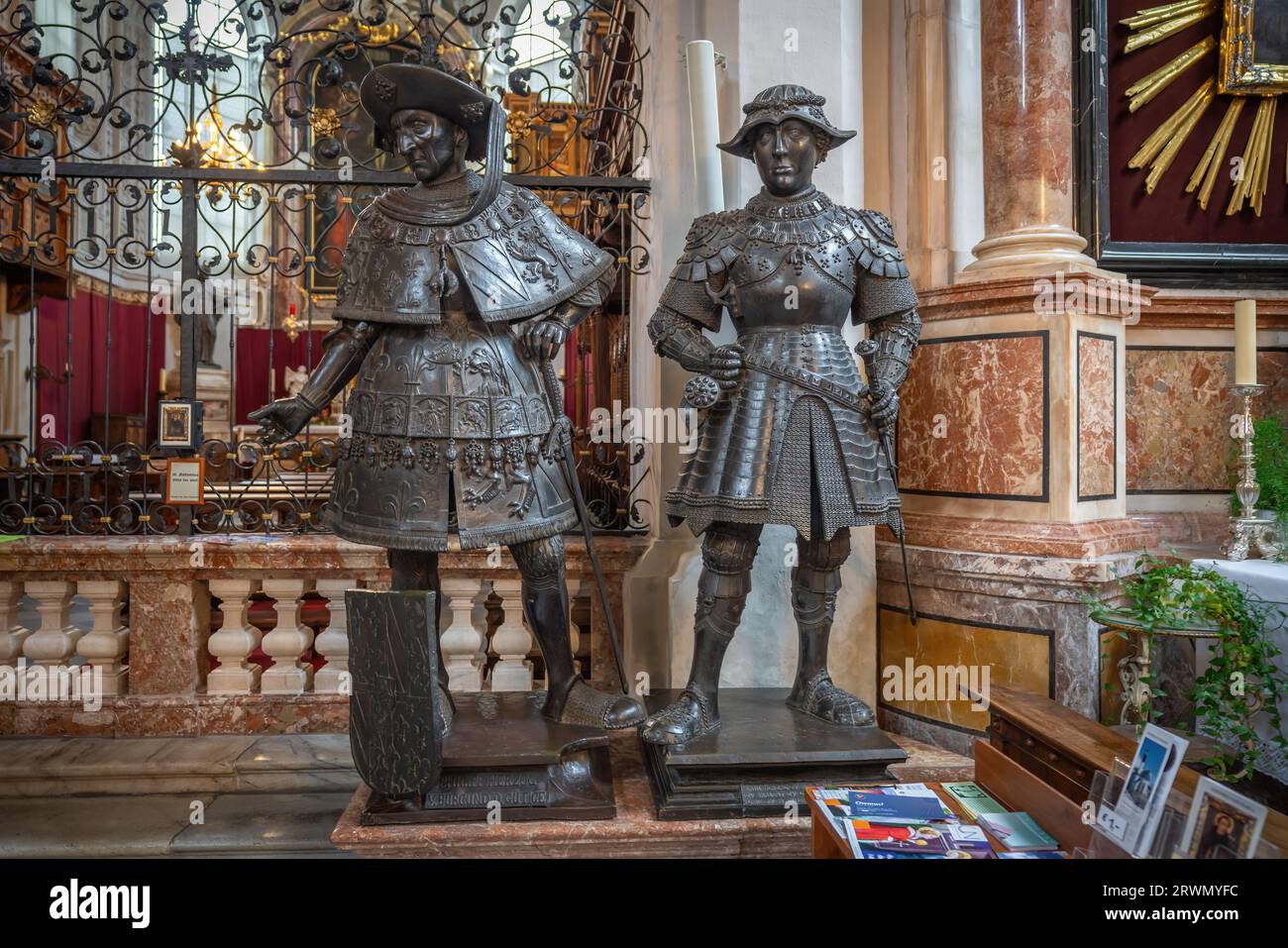 Estatuas de Felipe el Bueno y Carlos el Audaz, duques de Borgoña en Hofkirche (Iglesia de la Corte) - Innsbruck, Austria Foto de stock