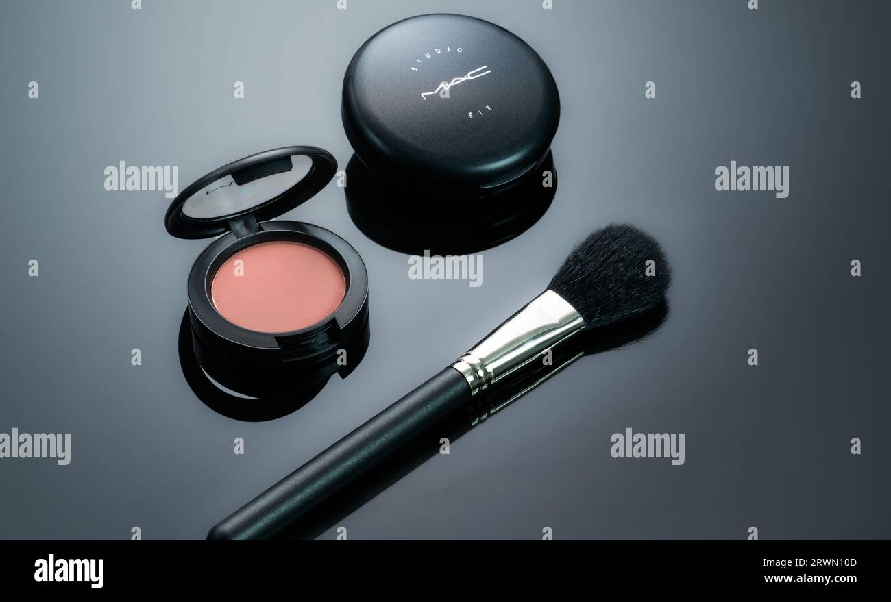 Maquillaje mac fotografías e imágenes de alta resolución - Alamy