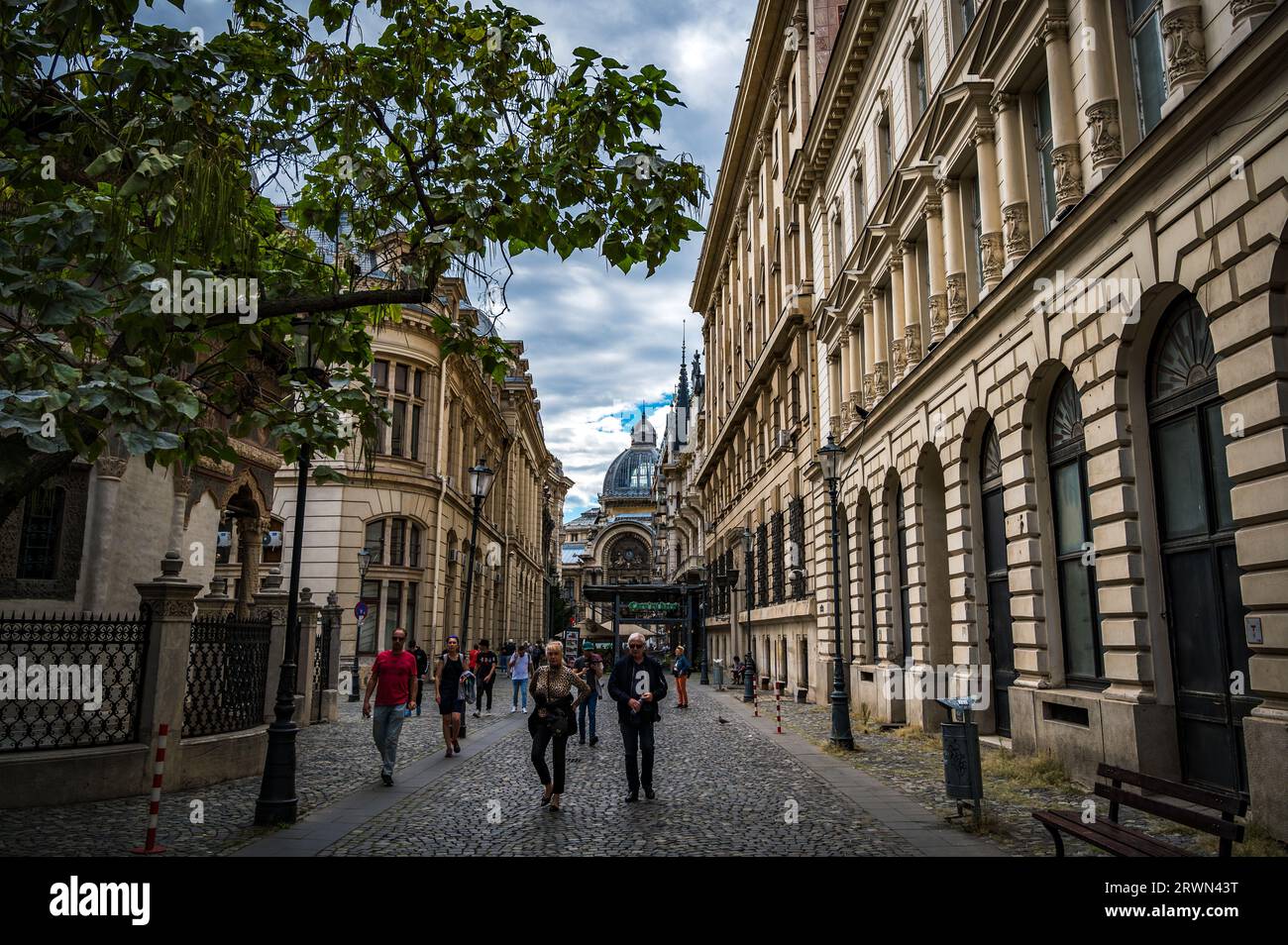 BUCAREST, RUMANIA - 13 2022 DE SEPTIEMBRE: Calle Stavropoleos en el centro de Bucarest Foto de stock