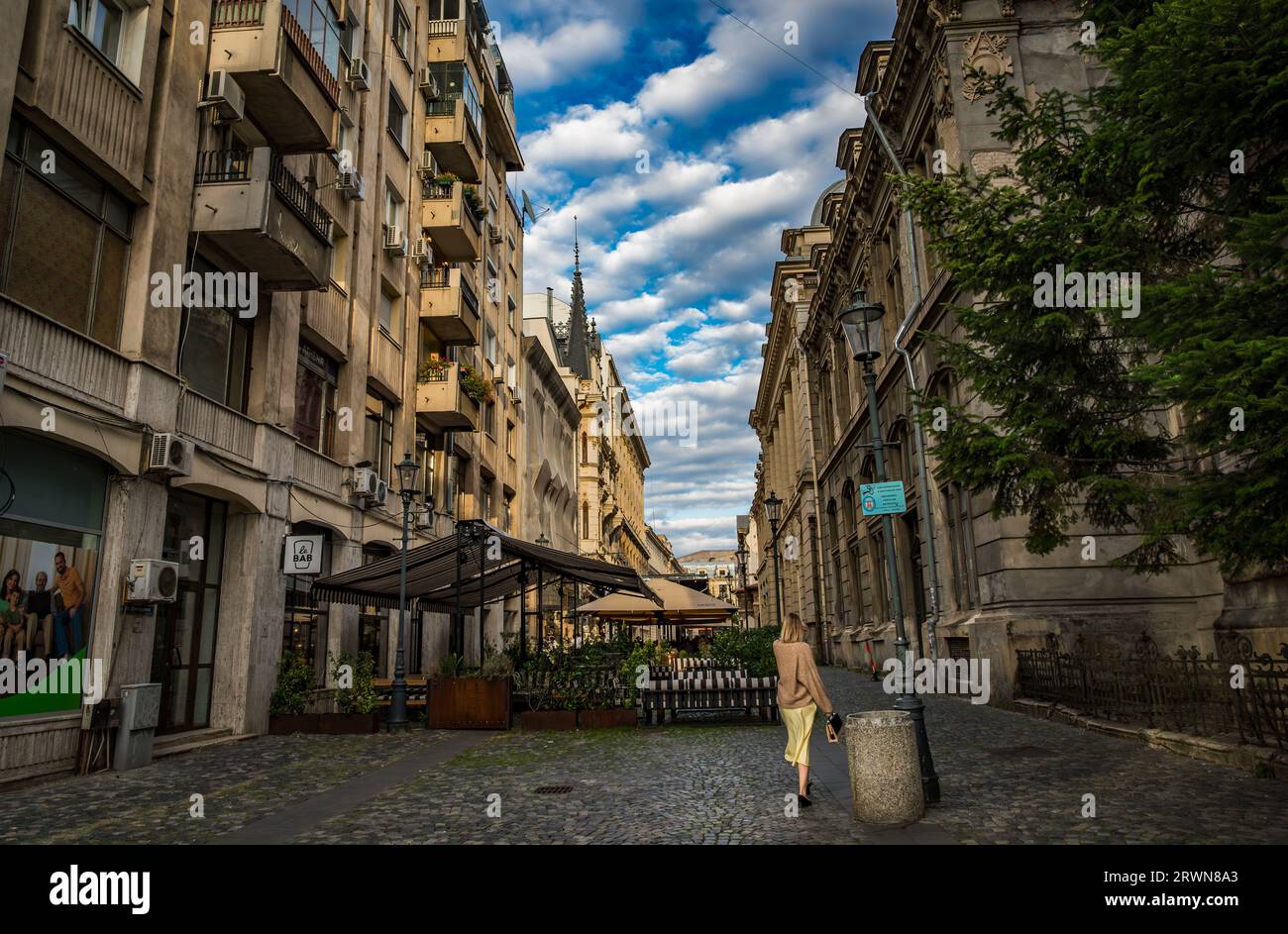 BUCAREST, RUMANIA - 13 2022 DE SEPTIEMBRE: Calle Stavropoleos en el centro de Bucarest Foto de stock