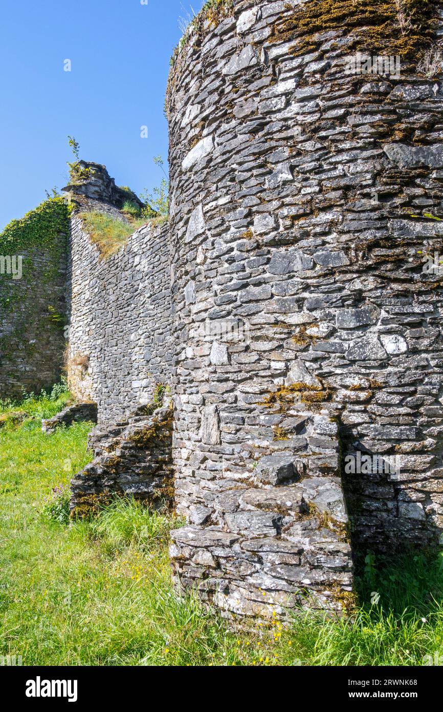 Contrafuertes en la pared exterior de piedra del siglo XIII Château d'Herbeumont, castillo medieval en Herbeumont, Luxemburgo, Ardenas belgas, Valonia, Bélgica Foto de stock