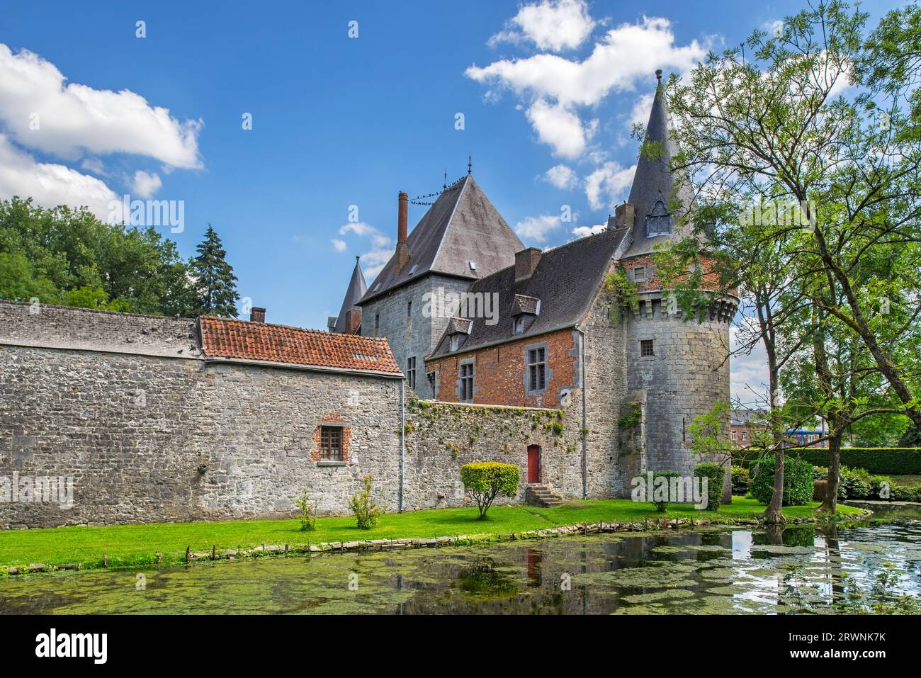 Château de Solre-sur-Sambre, castillo de agua fortificada del siglo XIV cerca de Erquelinnes, provincia de Hainaut, Valonia, Bélgica Foto de stock