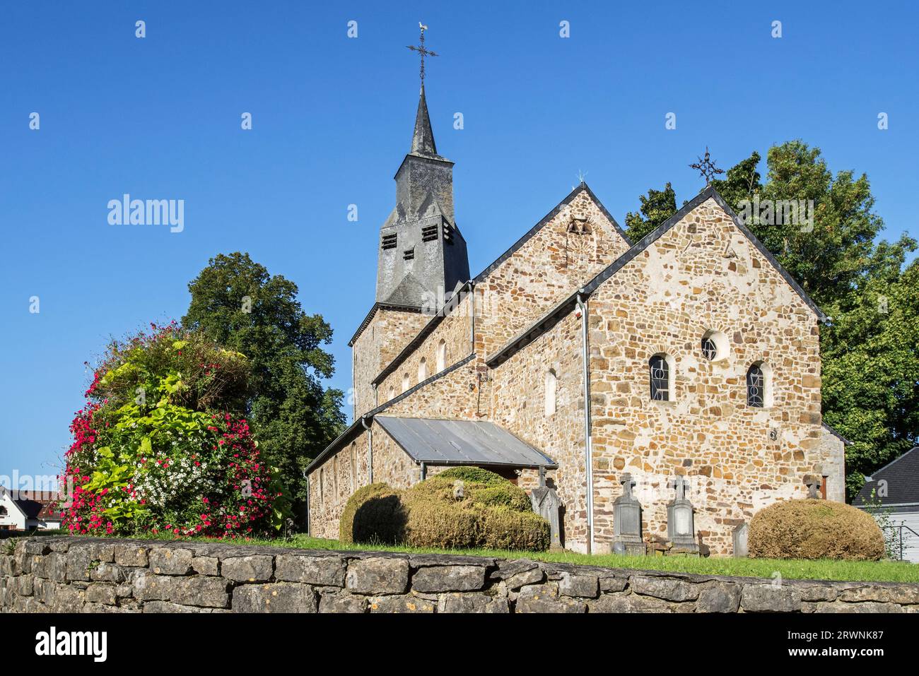 Iglesia románica de Saint Etienne del siglo XI en el pueblo Waha, Marche-en-Famenne en la provincia de Luxemburgo, Ardenas belgas, Valonia, Bélgica Foto de stock