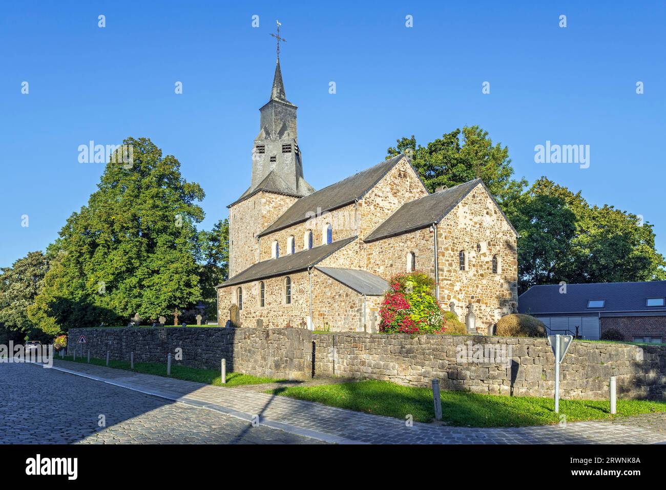 Iglesia románica de Saint Etienne del siglo XI en el pueblo Waha, Marche-en-Famenne en la provincia de Luxemburgo, Ardenas belgas, Valonia, Bélgica Foto de stock