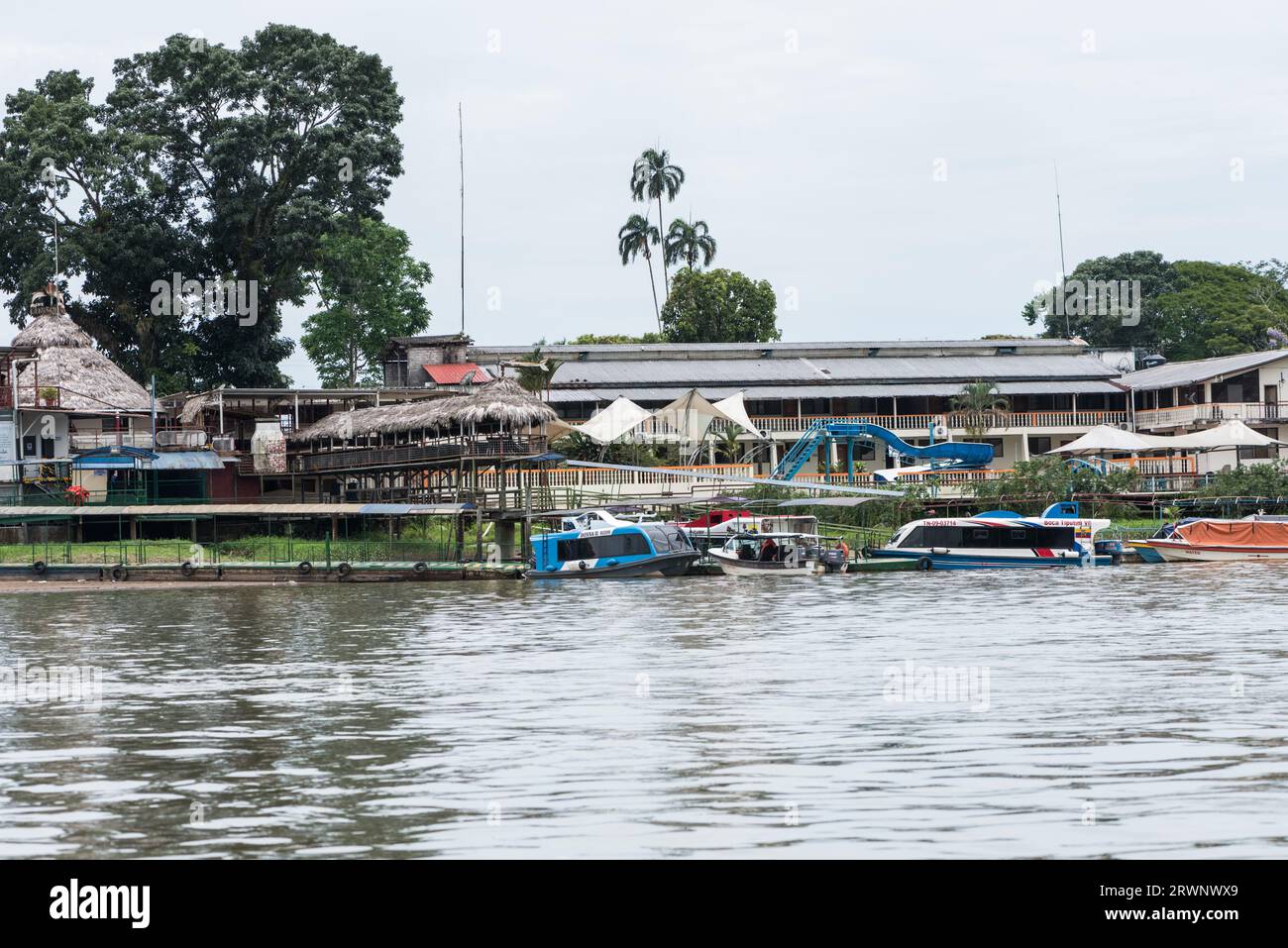 Frente al mar en Coca (Puerto Francisco de Orellana) en el río Napo en Ecuador Foto de stock