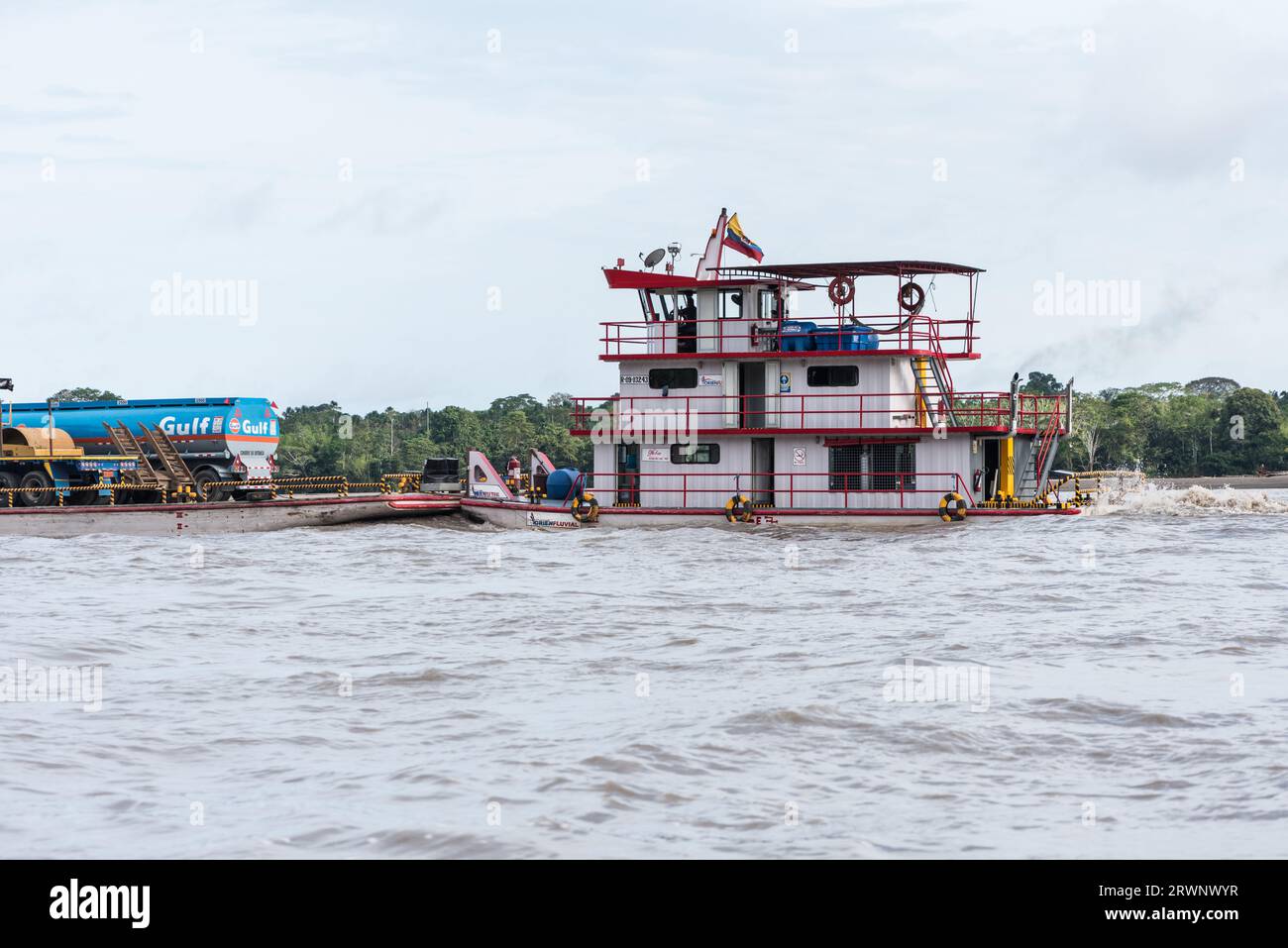 Tráfico de remolcadores / barcazas en el río Napo, Ecuador Foto de stock