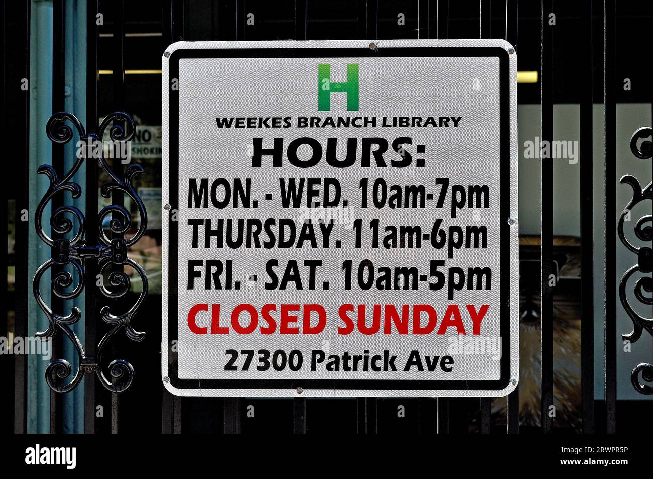 El cartel de horas de la sucursal de la biblioteca Weekes en Hayward California Foto de stock