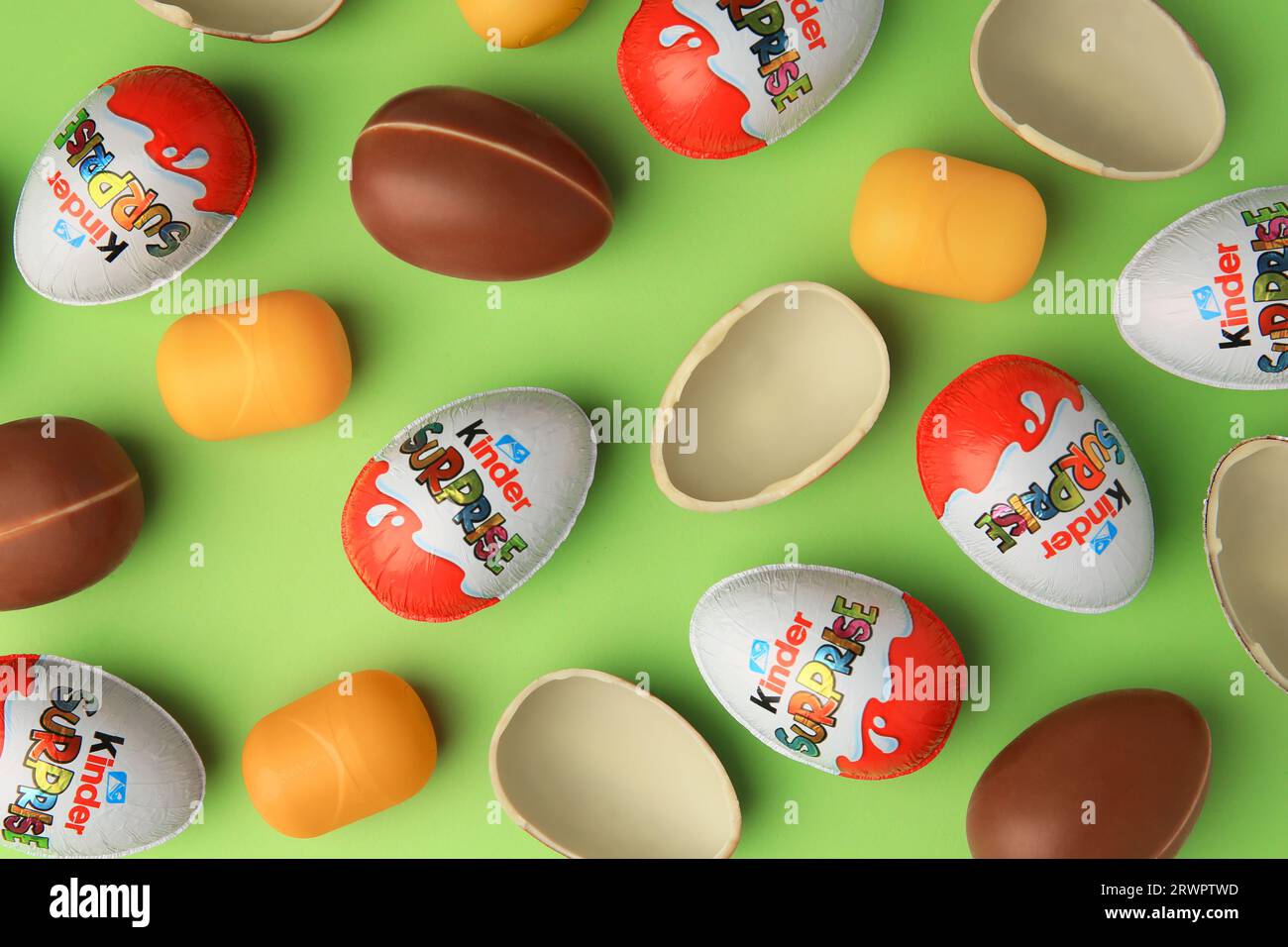 Huevo kinder fotografías e imágenes de alta resolución - Alamy