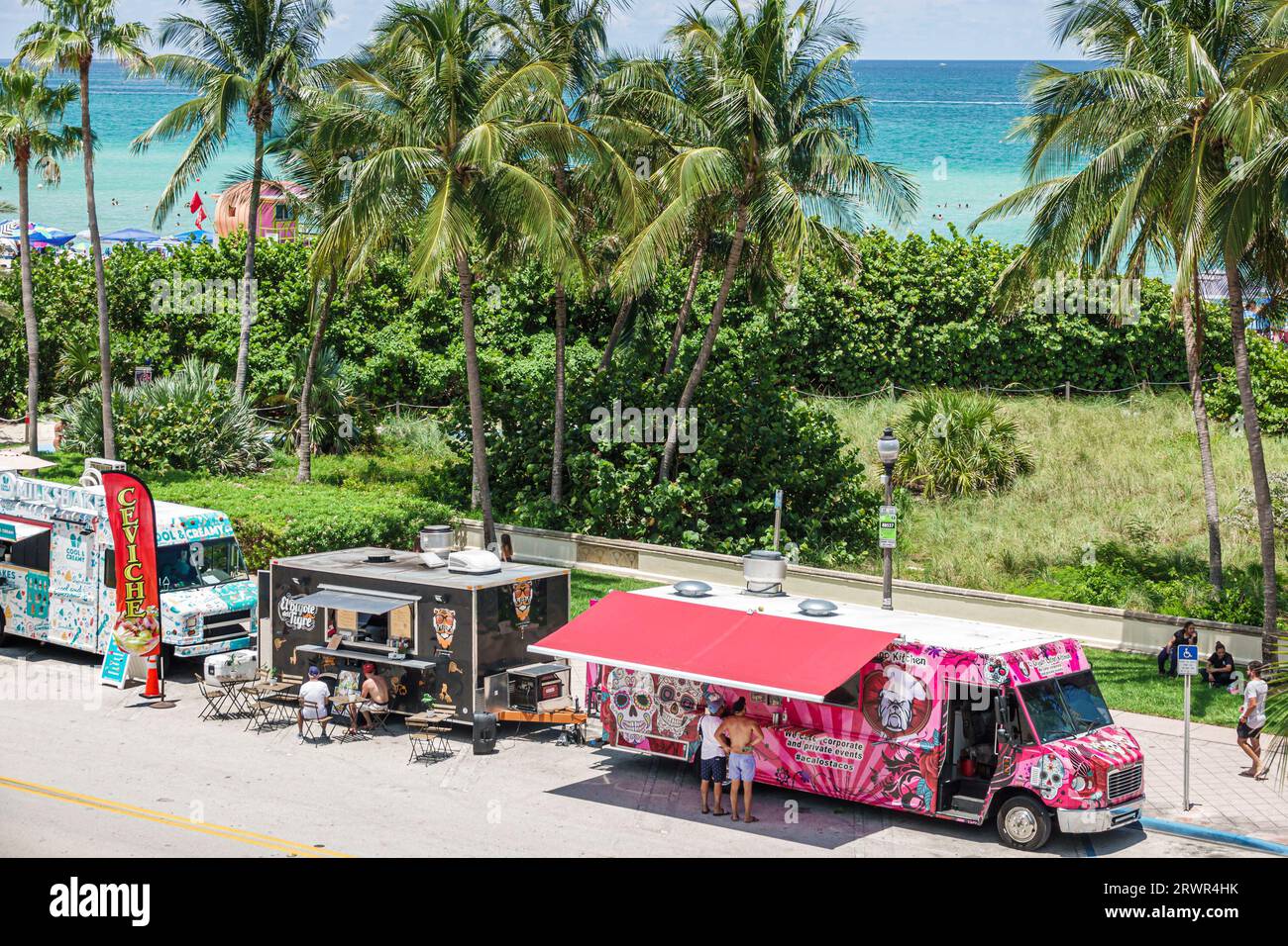 Miami Beach Florida, Ocean Terrace, actividad de celebración del evento del Día de la Independencia del 4 de julio, camiones de comida, palmeras de agua del Océano Atlántico Foto de stock