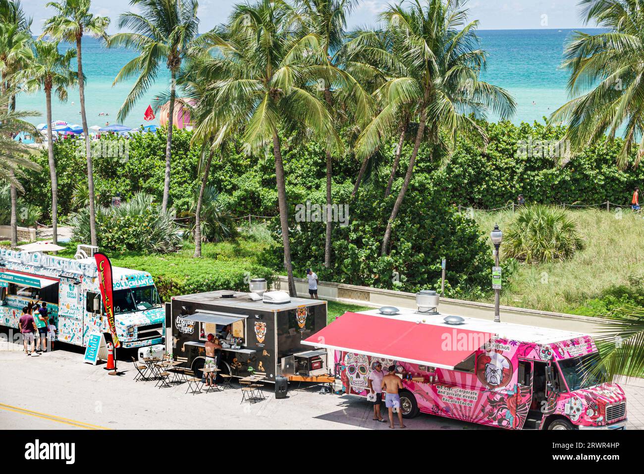 Miami Beach Florida, Ocean Terrace, actividad de celebración del evento del Día de la Independencia del 4 de julio, camiones de comida, palmeras de agua del Océano Atlántico Foto de stock