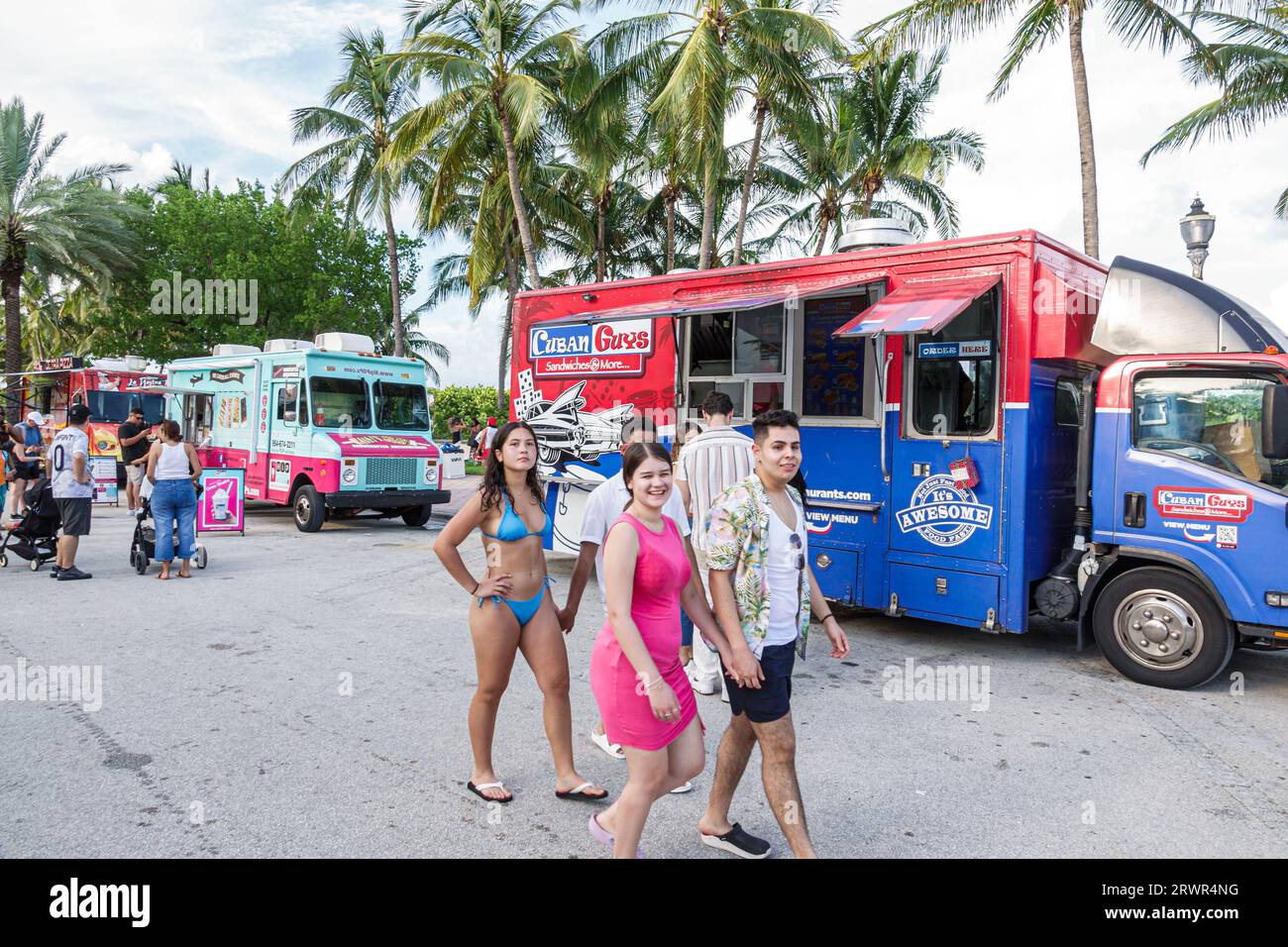 Miami Beach Florida, Ocean Terrace, 4º de julio Día de la Independencia, actividad de celebración de eventos, camiones de comida, hombre hombre hombre, mujer mujer mujer dama, adul Foto de stock