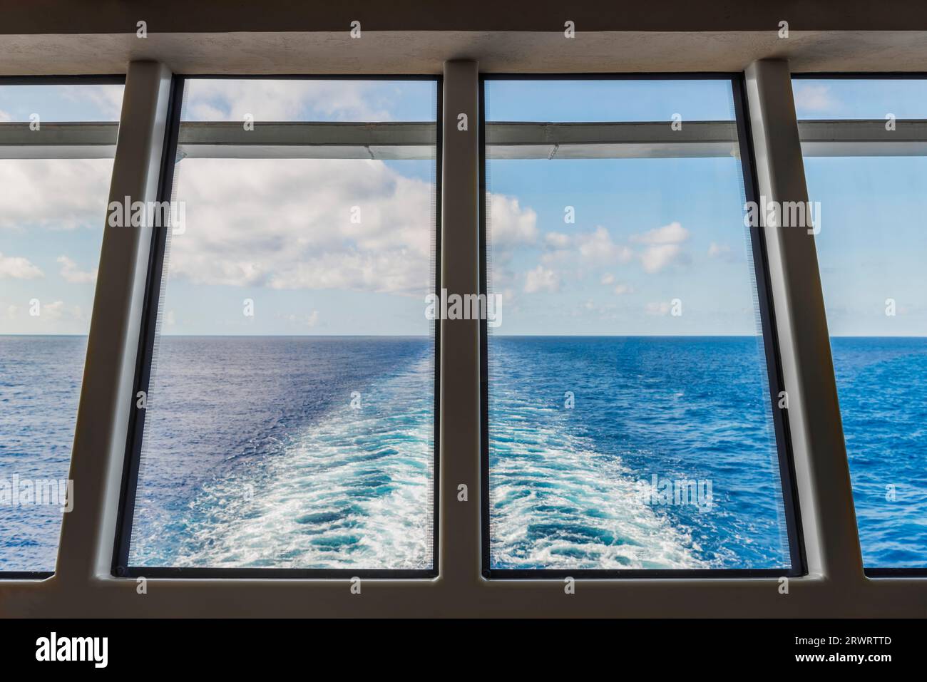 Vista a través de la ventana trasera de un crucero Mar, ventana, crucero Foto de stock