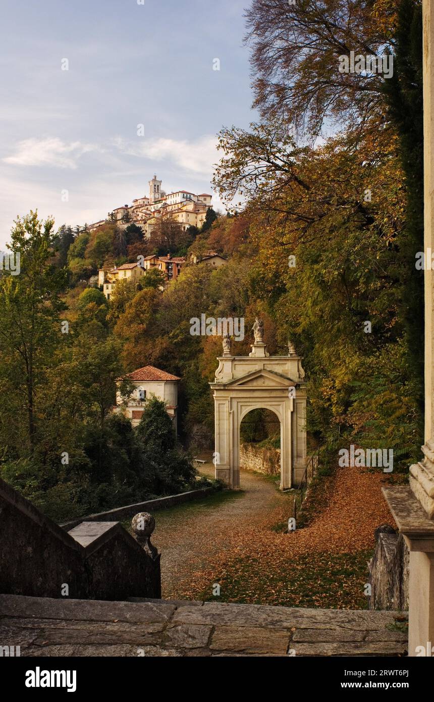 El lugar de peregrinación Santa María del Monte con la iglesia del mismo nombre en la montaña santa (Sacro Monte) de Varese Foto de stock