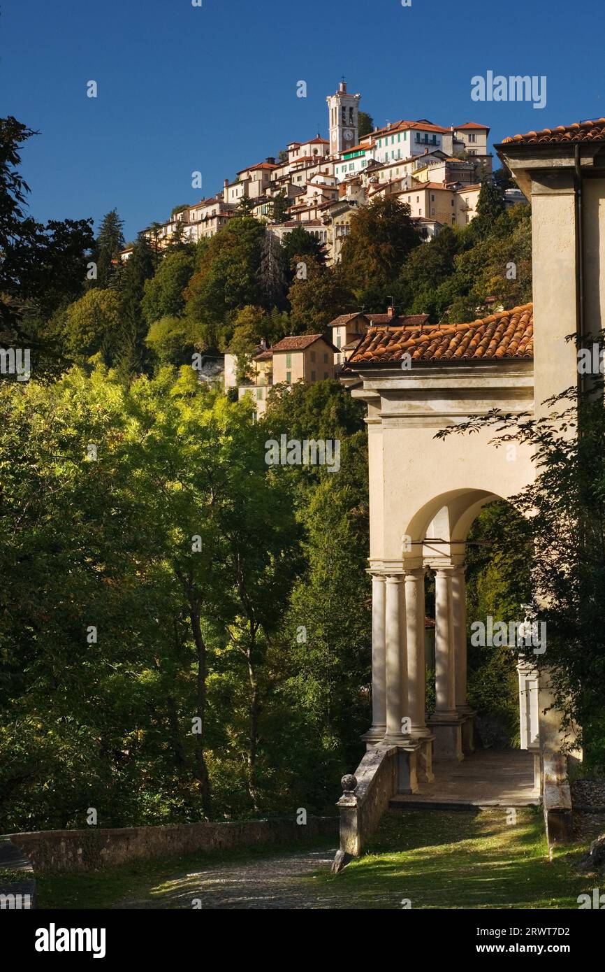 El lugar de peregrinación Santa María del Monte con la iglesia del mismo nombre en la montaña santa (Sacro Monte) de Varese Foto de stock