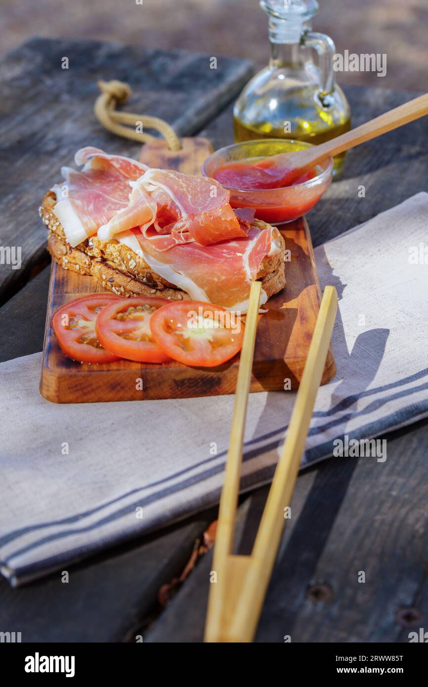 Chuleta de ibérico con aplasta patatas decoración y proyecto beere en pub o  restaurante Fotografía de stock - Alamy