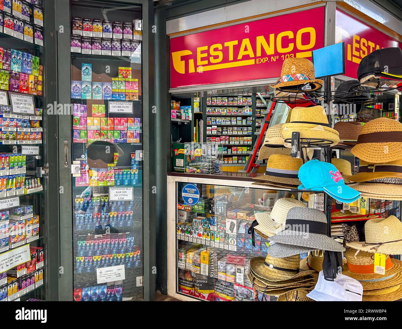 Sevilla, España, Detalle, Cigarrillos electrónicos, En exhibición, desechable, en el quiosco de la calle, tienda de tabaco Foto de stock