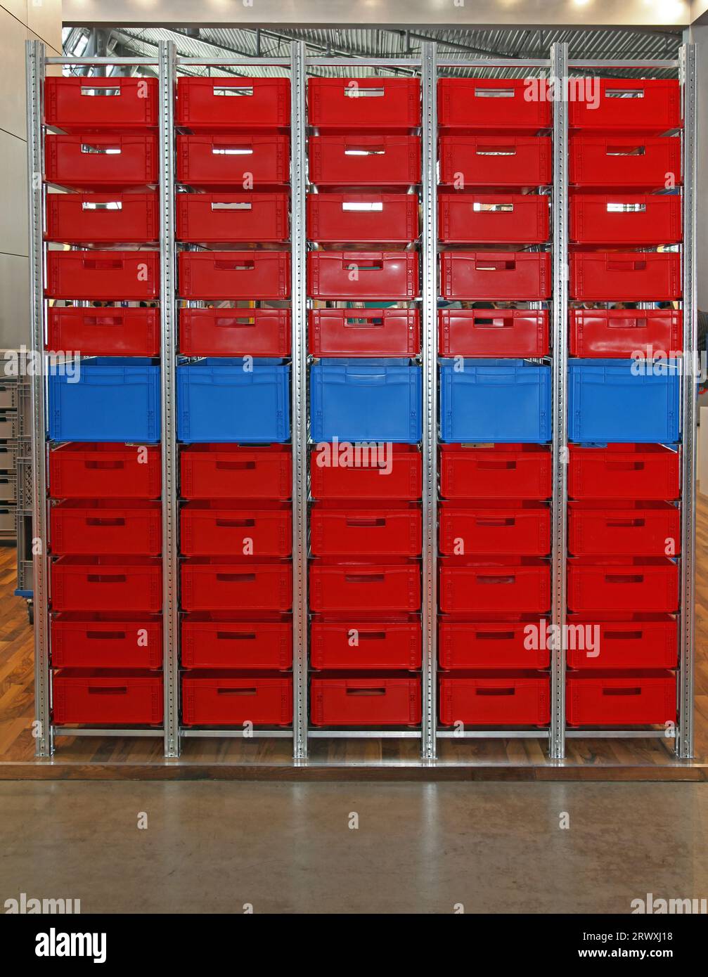 Gran estante de almacenamiento con cajones de plástico rojo en el almacén  Fotografía de stock - Alamy