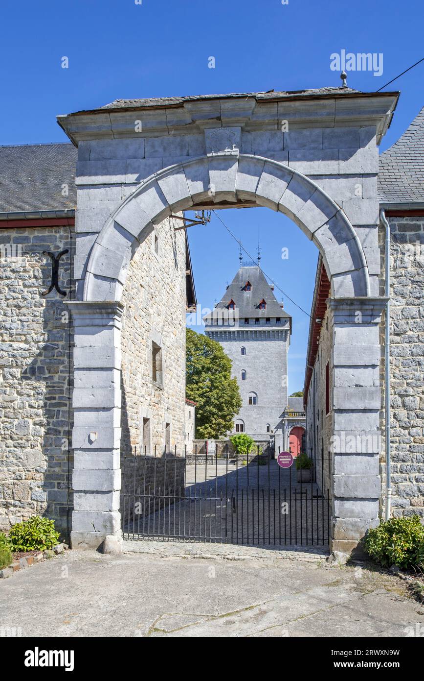 Puerta de entrada de la granja y la fortaleza del castillo Jemeppe del siglo XIII / Château d'Hargimont en Hargimont cerca de Marche-en-Famenne, Luxemburgo, Ardenas belgas, Bélgica Foto de stock