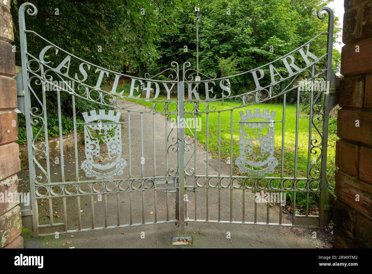 Puertas verdes del parque fotografías e imágenes de alta resolución Alamy