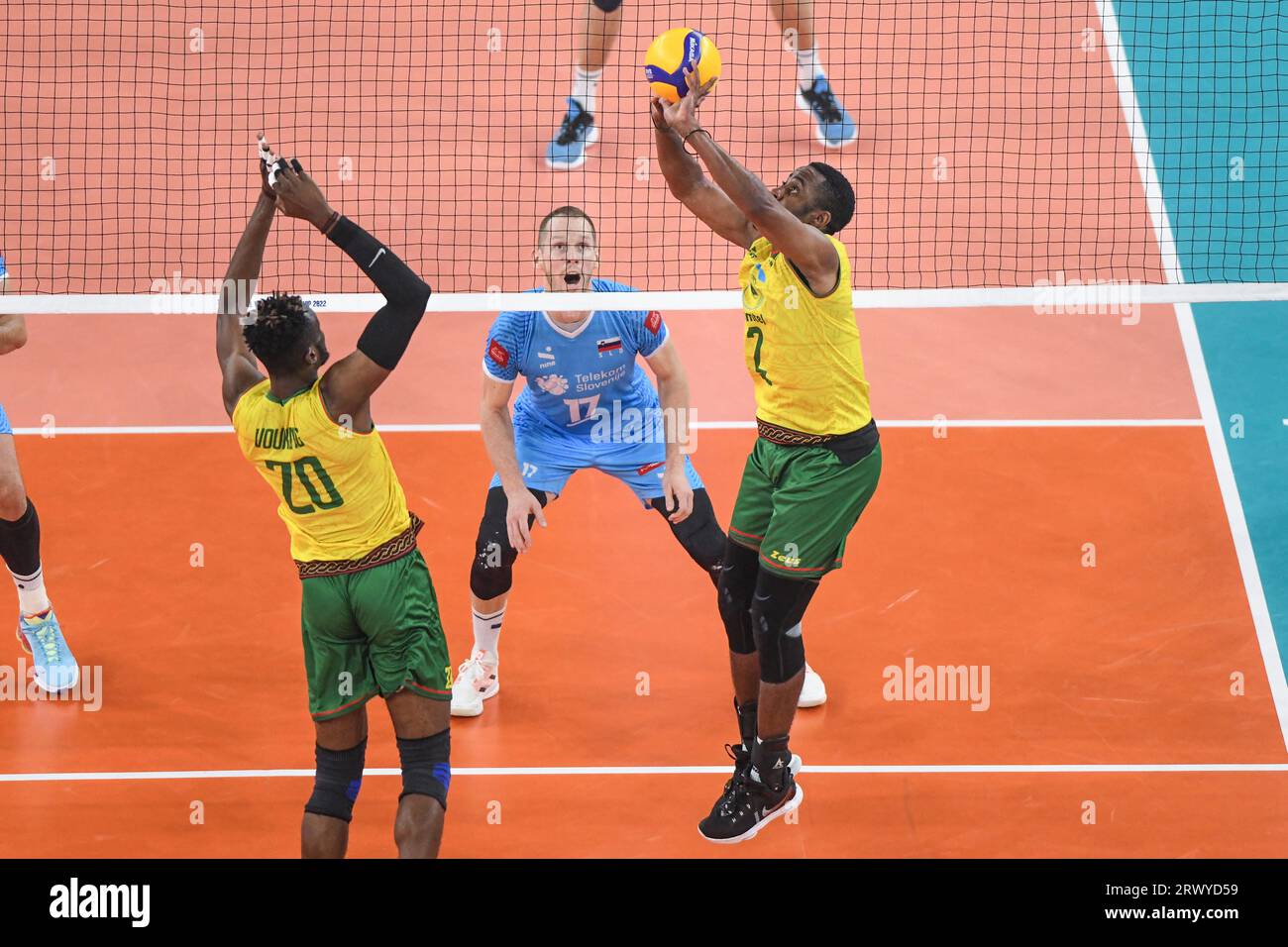 Ahmed Mbutngam, Christian Voukeng (Camerún); Tine Urnaut (Eslovenia). Campeonato Mundial de Voleibol 2022. Foto de stock