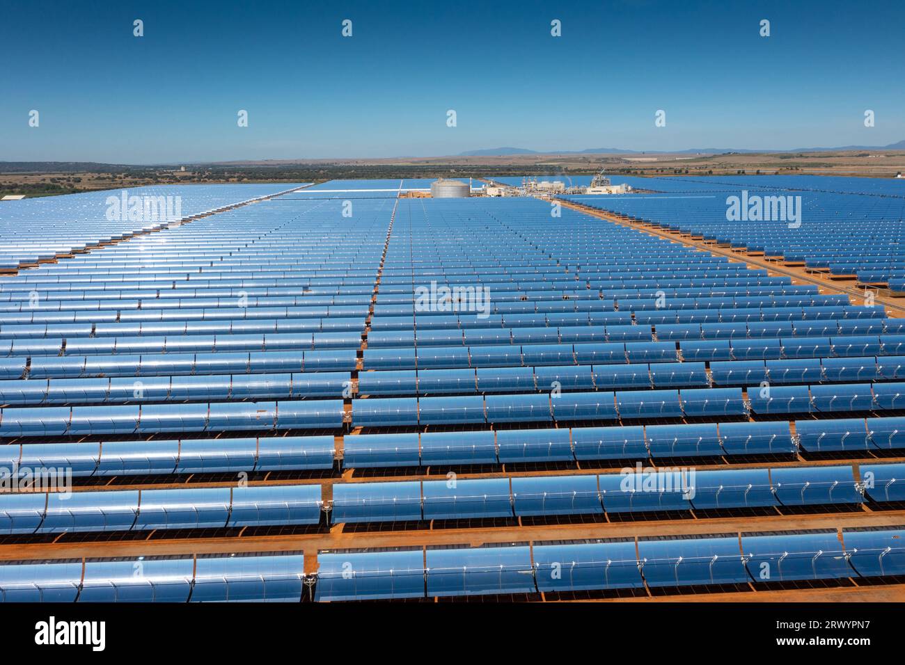 Expositor fotovoltaico con abrevaderos parabólicos, España, Extremadura, Madrigalejo Foto de stock
