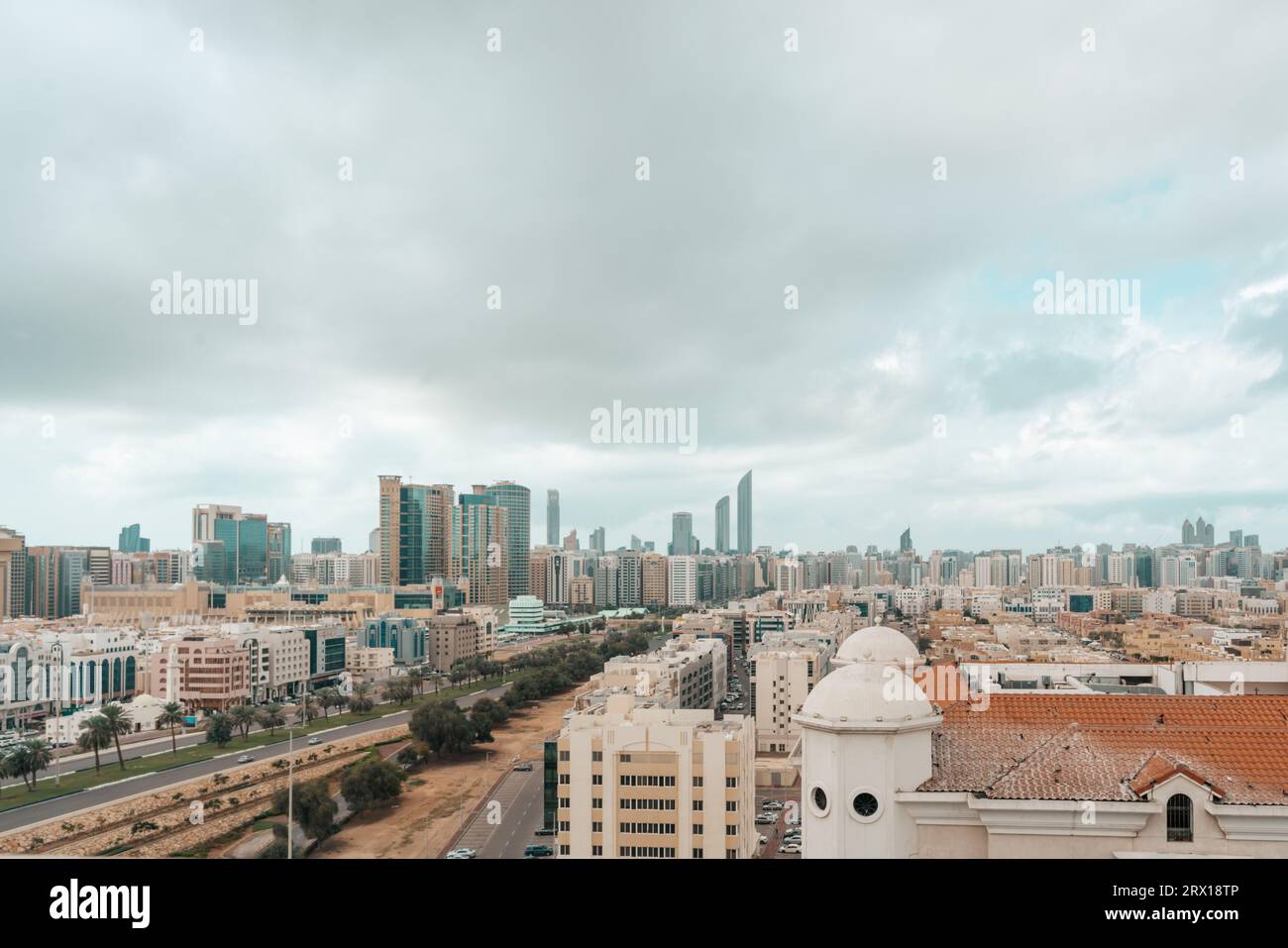 Toma aérea de la arquitectura moderna de la ciudad | Horizonte de la ciudad de Abu Dhabi con hermosas nubes de invierno | Centro Foto de stock