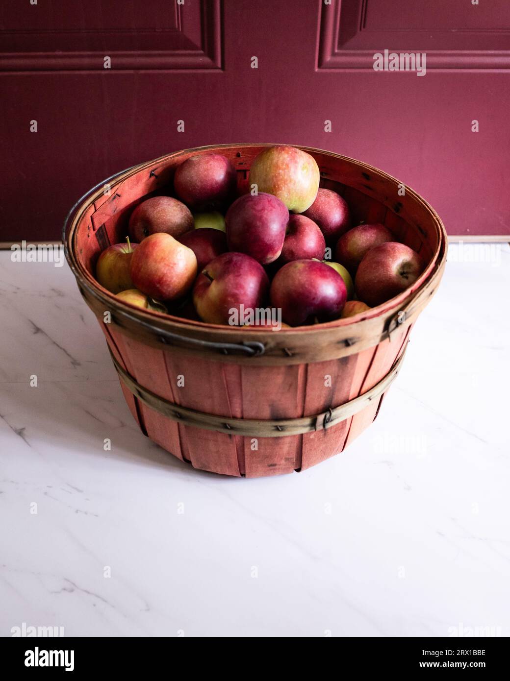todavía vida de una cesta de manzanas Foto de stock
