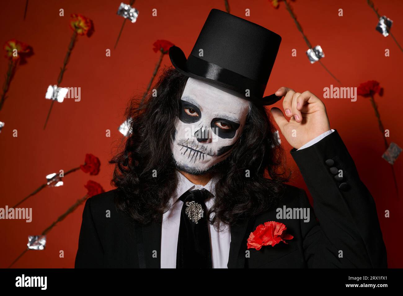 Hombre Con Disfraz Cabeza Cráneo Para Halloween Sosteniendo Pistola  Aislada: fotografía de stock © leolintang #610959886