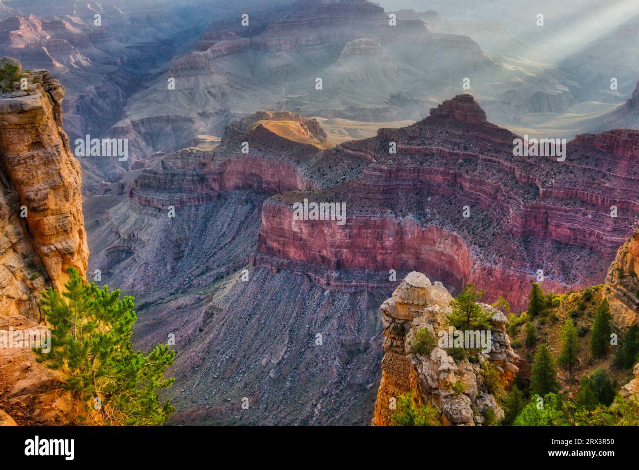 Amanecer en el Borde Sur del Parque Nacional Gran Cañón en Arizona. Grand Canyon es una maravilla geológica. Foto de stock
