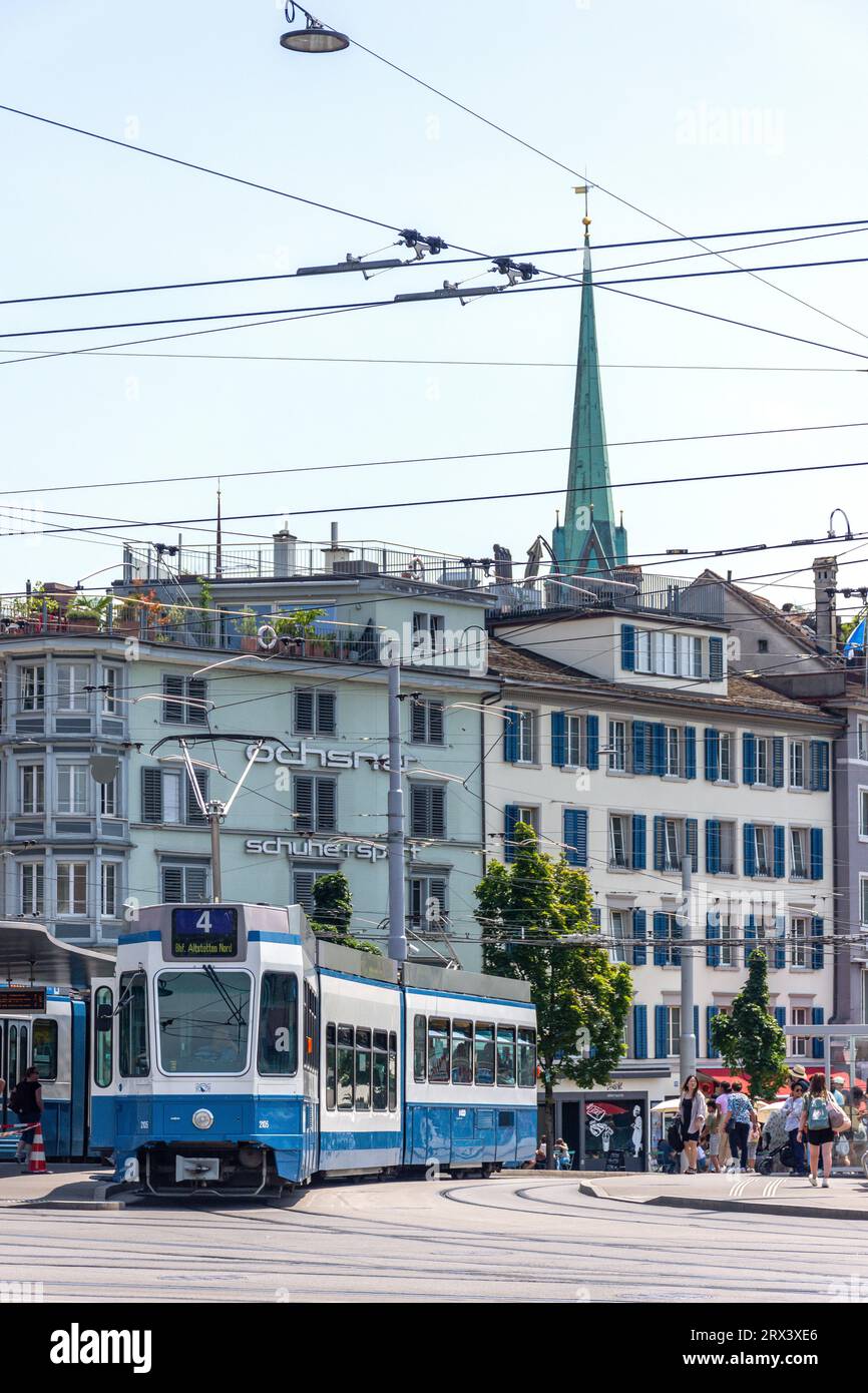Tranvía que sale de la parada central, Limmatquai, casco antiguo de Altstadt, ciudad de Zürich, Zürich, Suiza Foto de stock
