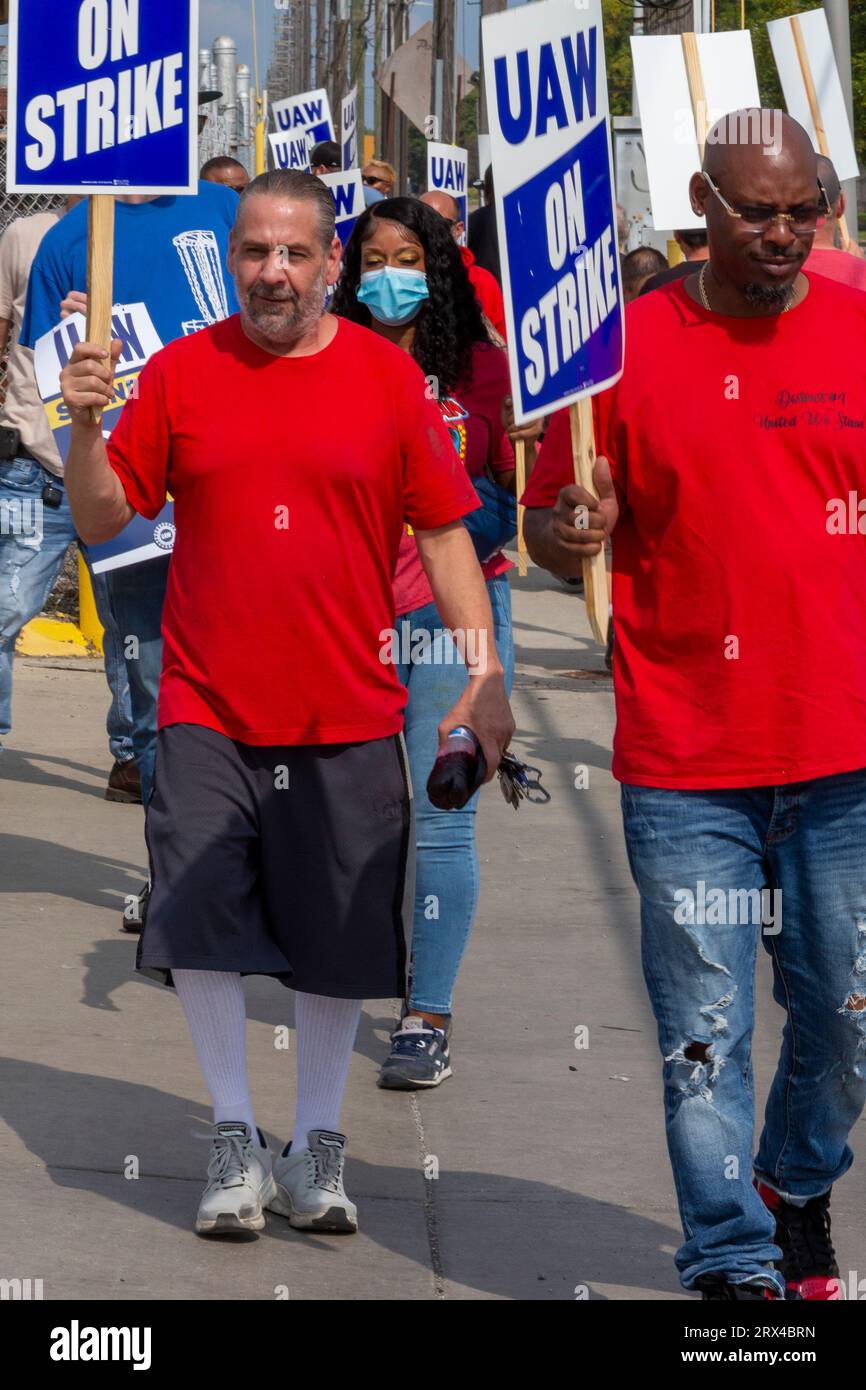 Warren, Michigan, EE.UU. 22 de septiembre de 2023. United Auto Workers intensificó su disputa con los fabricantes de automóviles Detroit 3 al golpear 38 plantas de distribución de piezas de General Motors y Stellantis en 20 estados, incluida la planta de piezas de Stellantis en Warren, Michigan. Crédito: Jim West/Alamy Live News Foto de stock