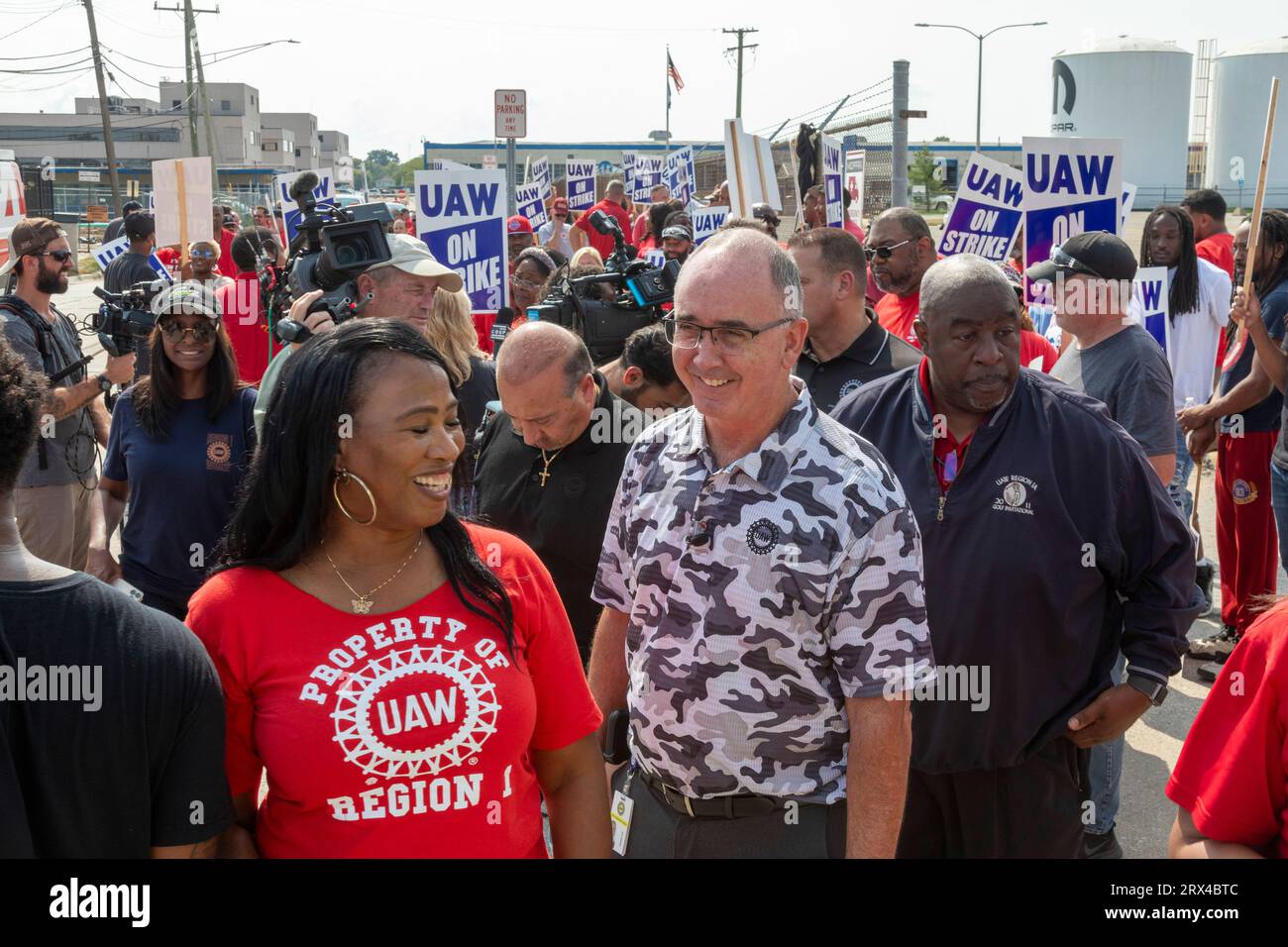 Center Line, Michigan, EE.UU. 22 de septiembre de 2023. United Auto Workers intensificó su disputa con los fabricantes de automóviles de Detroit 3 al golpear 38 plantas de distribución de piezas de General Motors y Stellantis en 20 estados, incluida la planta de piezas de Stellantis en Center Line, Michigan. El presidente de la UAW Shawn Fain y el director de la Región 1 LaShawn English se unieron a la línea de piquetes. Crédito: Jim West/Alamy Live News Foto de stock