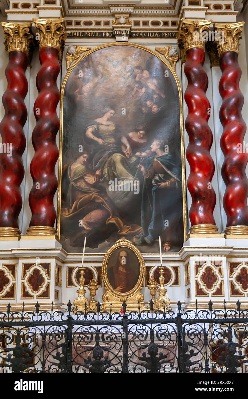El altar de una de las capillas laterales en la Iglesia Teatina de San Cajetan y Adelaida (en alemán: Theatinerkirche St. Kajetan und Adelheid), Múnich Foto de stock