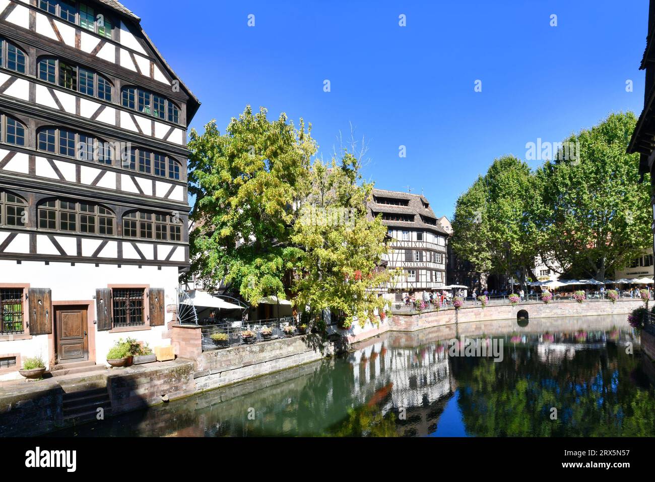 Estrasburgo, Francia - 2023 de septiembre: Río 'III' con estilo europeo tradicional medio marco de madera casa en la ciudad histórica Foto de stock