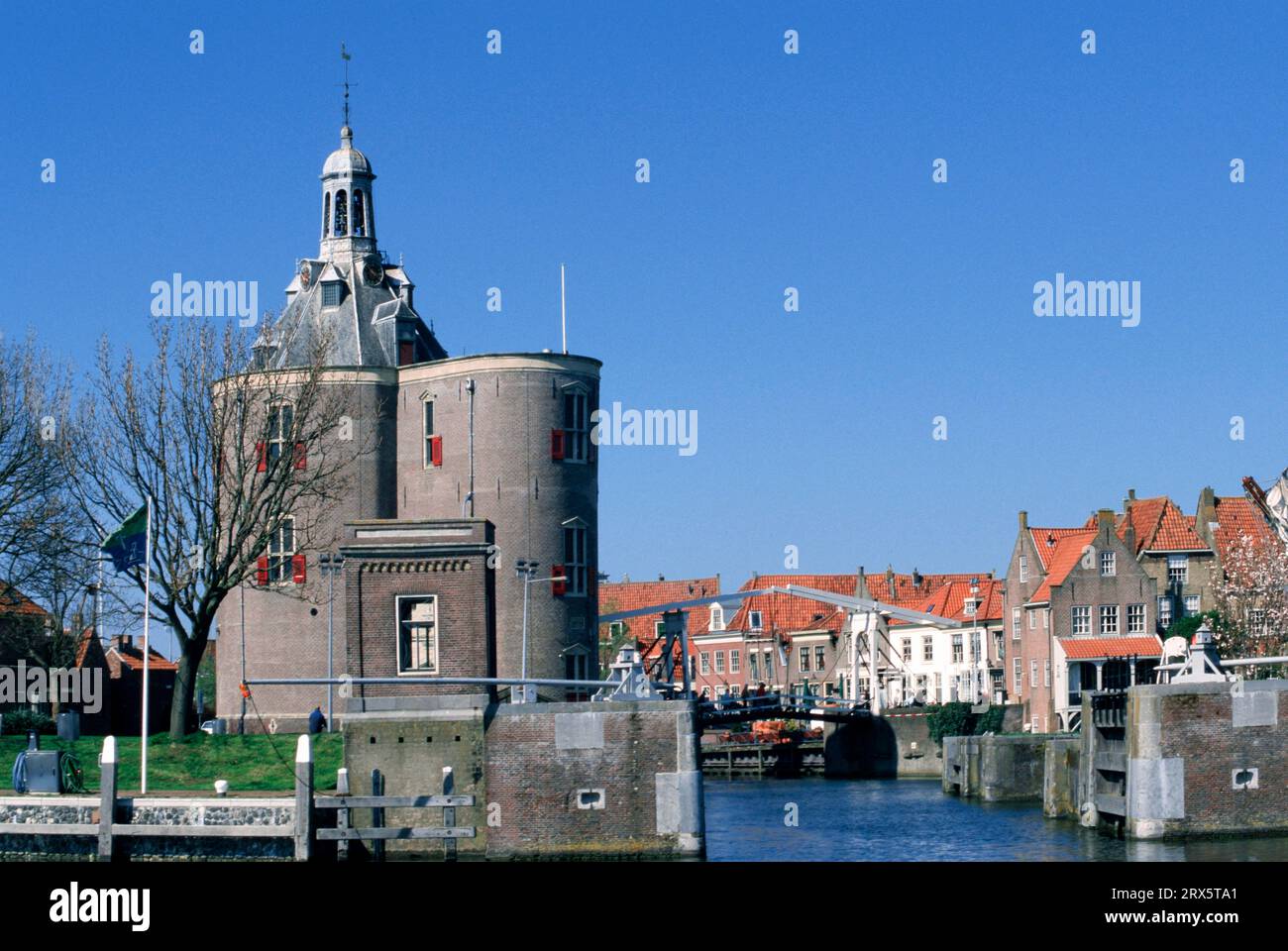 Torre de defensa y puente levadizo de Dromedaris, Enkhuizen, Países Bajos Foto de stock