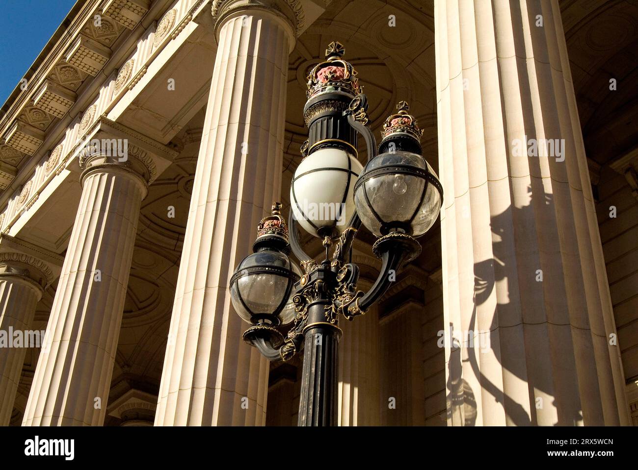 Farola frente a la Casa del Parlamento Victoriano, Melbourne, Victoria, Australia, columnas Foto de stock
