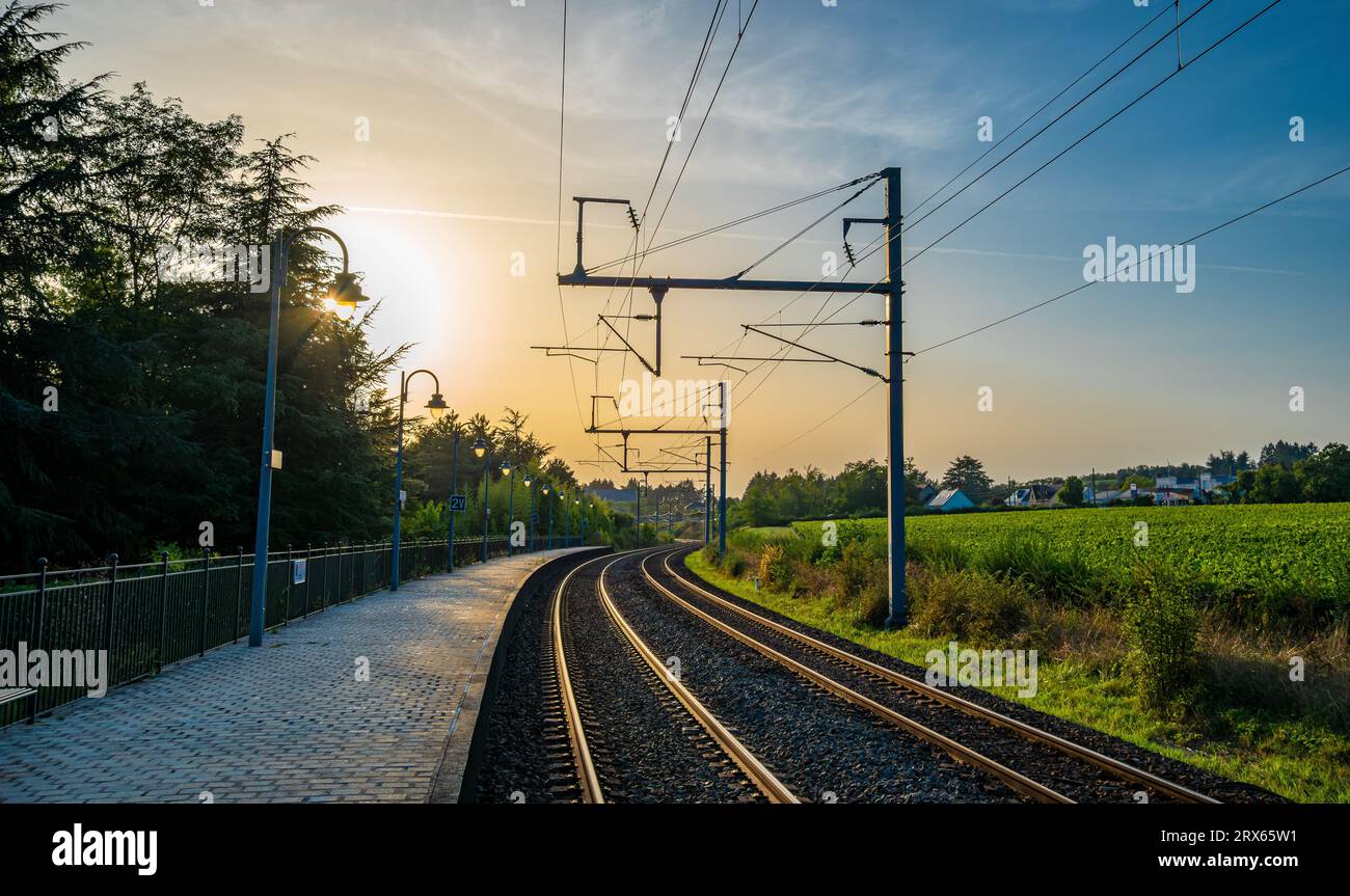 Tours, FRANCIA, EUROPA - 6 DE SEPTIEMBRE DE 2023: Vista panorámica de la vía ferroviaria SNCF en la estación de Chenonceau al atardecer Foto de stock