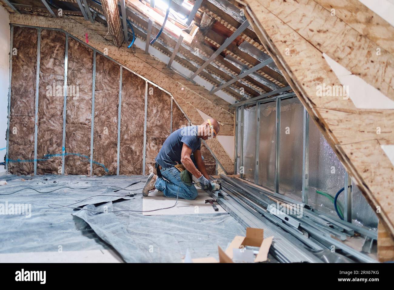 Trabajador de la construcción que trabaja con herramientas en el sitio Foto de stock